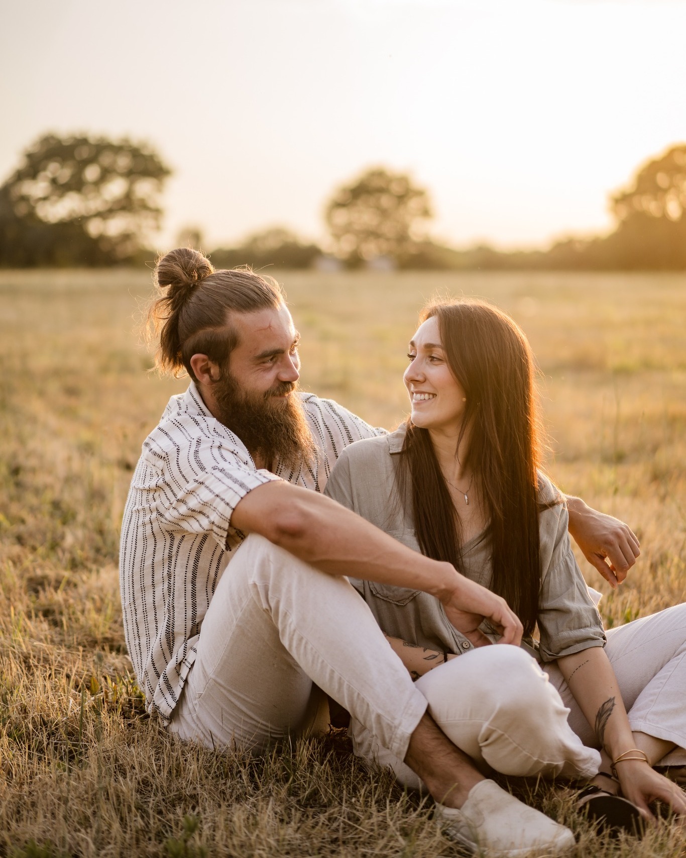 Un couple, un champ, un coucher de soleil.
Pas besoin de plus.
C’est ce que j’aime dans les séances couple :
rien à prouver, juste être là, ensemble, et profiter du moment.
Ces images ont été faites cet été pendant une séance famille.
Mais la vérité, c’est que chaque saison a son charme.
L’automne et sa lumière dorée,
l’hiver avec les plaids et les cafés fumants,
le printemps quand tout reprend vie,
et l’été quand on finit pieds nus dans l’herbe.
Il n’y a pas de “bonne” saison pour une séance photo.
Juste celle qui vous ressemble.
→ Tu serais plutôt team automne ou team été ?
#photographe44 #seancecouple #photographefamille #seancephotoamour #grandchampdesfontaines