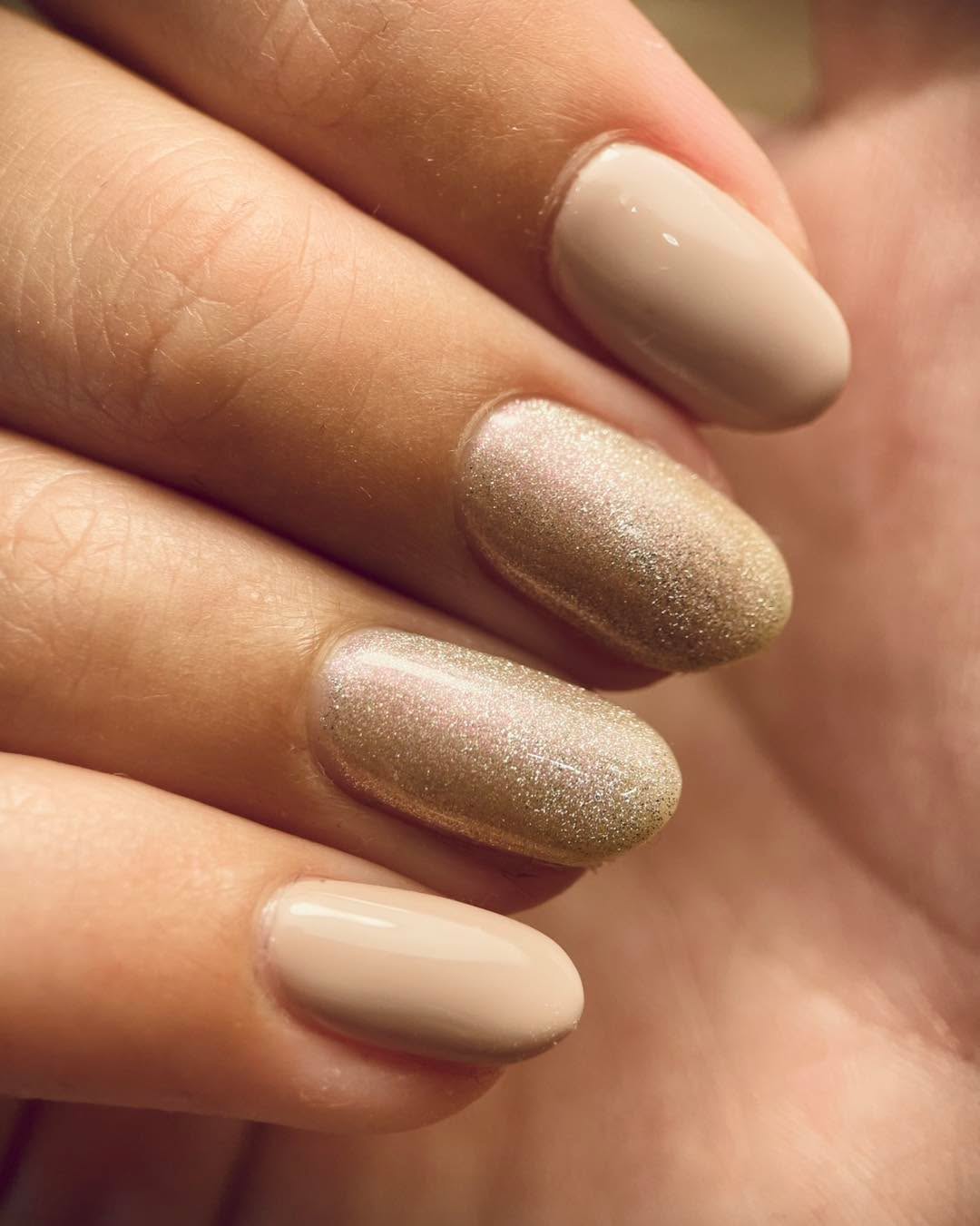 Nude & gold 💫
Tijdloos, elegant en met een subtiel vleugje glamour 🤍
#nails #gelnagels #beautysalon #nude #classynails