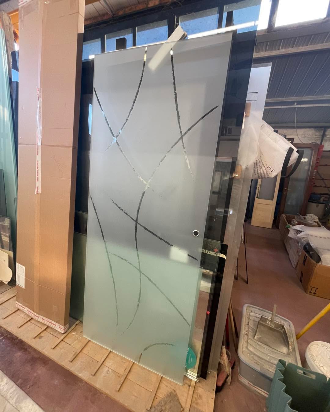 Non ci fermiamo mai
Un altra casa che si prepara al Natale con una splendida porta in vetro 8mm temperato, con disegno personalizzato sabbiato.
Decisamente un tocco di classe
Se anche tu vuoi passare un bellissimo Natale con una delle nostre porte, contattaci, i preventivi li facciamo sempre gratis 🚀
Ti aspettiamo 🎄🎄