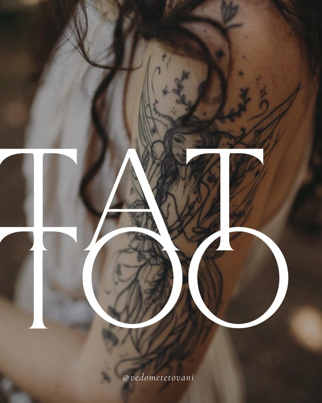 Tetování je pro mě vizuální otisk, kterým dávám najevo, kým jsem.
Nese pro mě hodnoty a kvality, které chci nést na své těle a dávají mi tak smysl.
Tetování je něco, co je mou součástí.
Vypráví můj osobní příběh a můžu skrze něj číst, kým jsem byla kdysi a kým jsem dnes.
Tetování je pro mě ANO sama sobě, kdy to, že jdu tetování podstoupit předchází reflexe a určitá životní fáze.
Není to pro mě jen tak.
Je to něco. Pro mě velkýho a nenávratnýho.
Je pro mě důležitý, kdo tetování dělá. Společně s hezkým obrázkem, totiž dávám na tělo i jeho otisk. Společně s mým záměrem, výběrem umístění, symboly a tatérem to vytváří jedinečnou celistvou symfonii toho, jak bude tetování fungovat a jaký s ním budu mít vztah.
Tohle je něco, co je moje.
Už více než 15let se lidem propisuju na kůži a vytvářím jedinečný zážitek, který je milníkem na jejich životní cestě.
Ve své práci do tetování přináším svůj přístup a pohled a navracím mu jeho původní rituální podstatu, kdy tetování sloužilo jako nástroj při přechodových rituálech.
Žádné woovoo, přechodové rituály tu vždycky budou a vždycky byly. Jen my na ně nějak zapomněli a pak to tak vypadá.
Čas od času je prostě dobrý se zastavit. A celý to uvidět a prožít.
Co je připravený tak uzavřít a otevřít nový dveře nové životní kapitoly.
Proto vědomé tetování.
Protože vědomě si vybíráš a vědomě si volíš říct své ano.
Protože ozvučuje a osvětluje vrstvy v tetování o kterých se nemluví ale mají dopad.
Protože tetování pro mě není jen obrázek na kůži, ale mostem.
Takto mi to dává hluboký smysl.
Děkuji za Vaši odvahu životu ANO, otevřenenost a zranitelnost bez které to ani nejde.
Ami
#vedometetovani