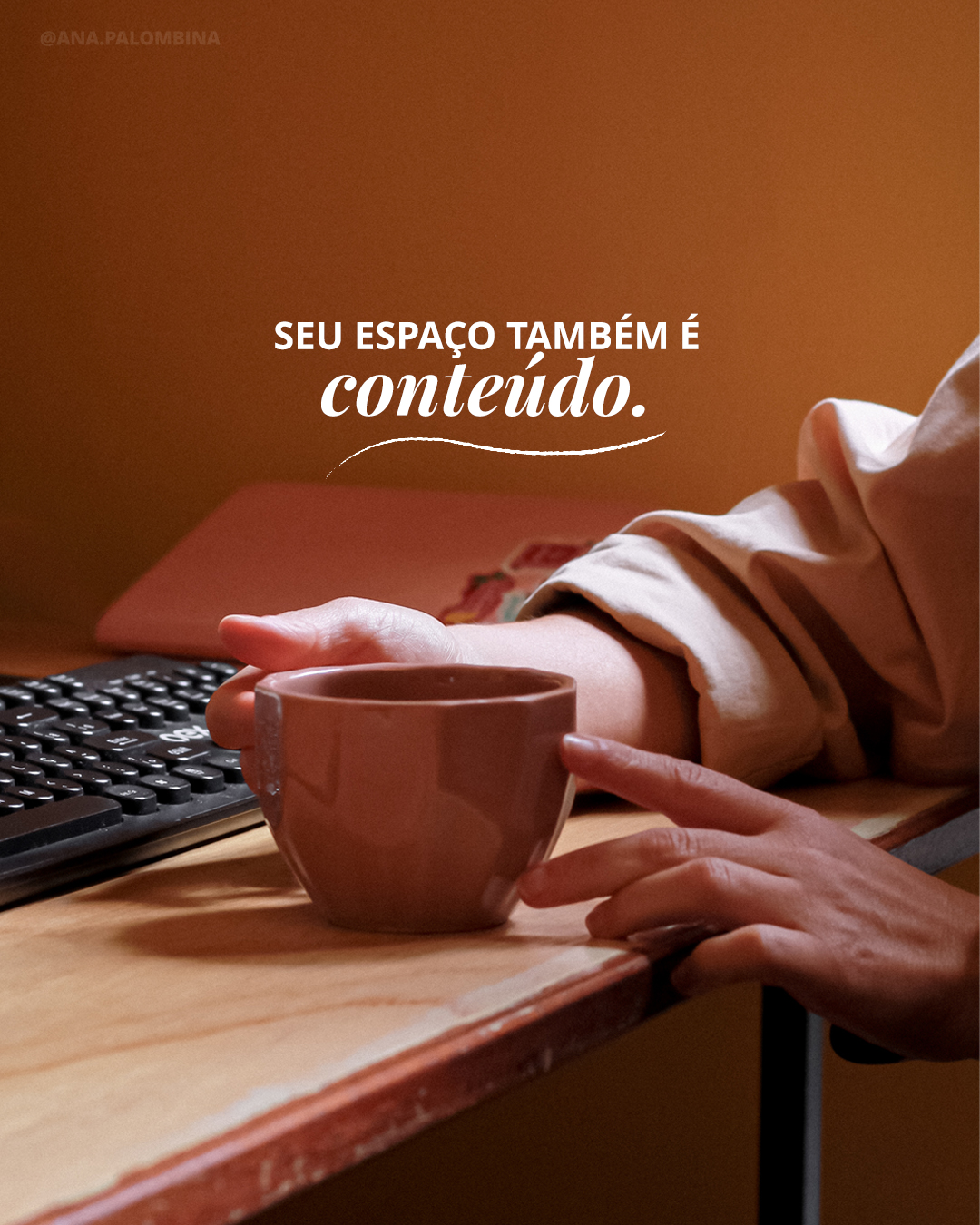 Nem sempre é sobre criar algo novo, do zero…
Às vezes é só sobre olhar de outra perspectiva.
O seu espaço, sua rotina, seus bastidores…
Tudo isso já é conteúdo pronto. E o melhor: tá aí, ao seu alcance, sem custo adicional.
Então, da próxima vez que bater aquela dúvida sobre o que postar... só dá uma olhada ao redor. 👀
✨ E se quiser aprender a transformar tudo isso em estratégia, te espero na Semana dos Criadores, dias 28, 29 e 30/10, ao vivo pelo YouTube.
O link pra se inscrever tá na bio!
(ps: esse post nasceu de um dos treinos que os Atletas de Conteúdo recebem gratuitamente no Clube de Criadores. Se eu fosse você, já me inscrevia pra não perder os próximos. 😉)