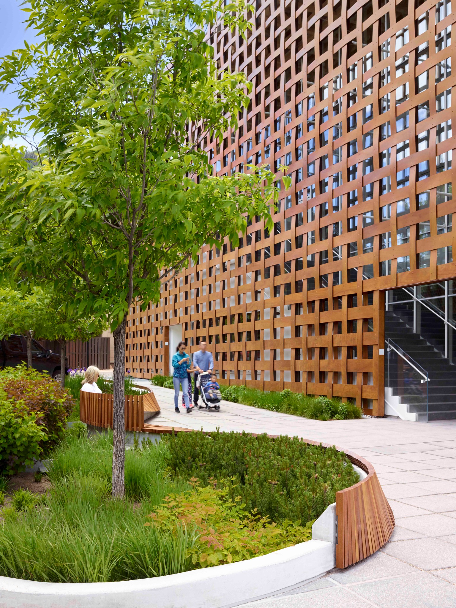 Effective stormwater management design looks beyond site boundaries. 🌦
The New Aspen Art Museum’s streetscape and sculpture terrace directs runoff into a bioretention basin 🌱 through multiple means: transparent downspouts, subsurface drainage beneath pervious pavers, and curb cutouts along both the sidewalk and street.
Integrating these conveyance systems with a series of bioretention cells in the planters and a subgrade settling tank provides multiple opportunities for groundwater recharge and runoff treatment before directing the water downstream.
📸: @marionbenner
#landscapearchitecture #landscapedesign #landscape #sustainability #gardensofinstagram #art #landarch #publicspace #urbanplanning #urbanism #landscapefirst #LowImpactDesign #SustainableDesign #DetailsMatter #DesignWithPurpose #PlaceBasedDesign #DesignInspiration #bioretention