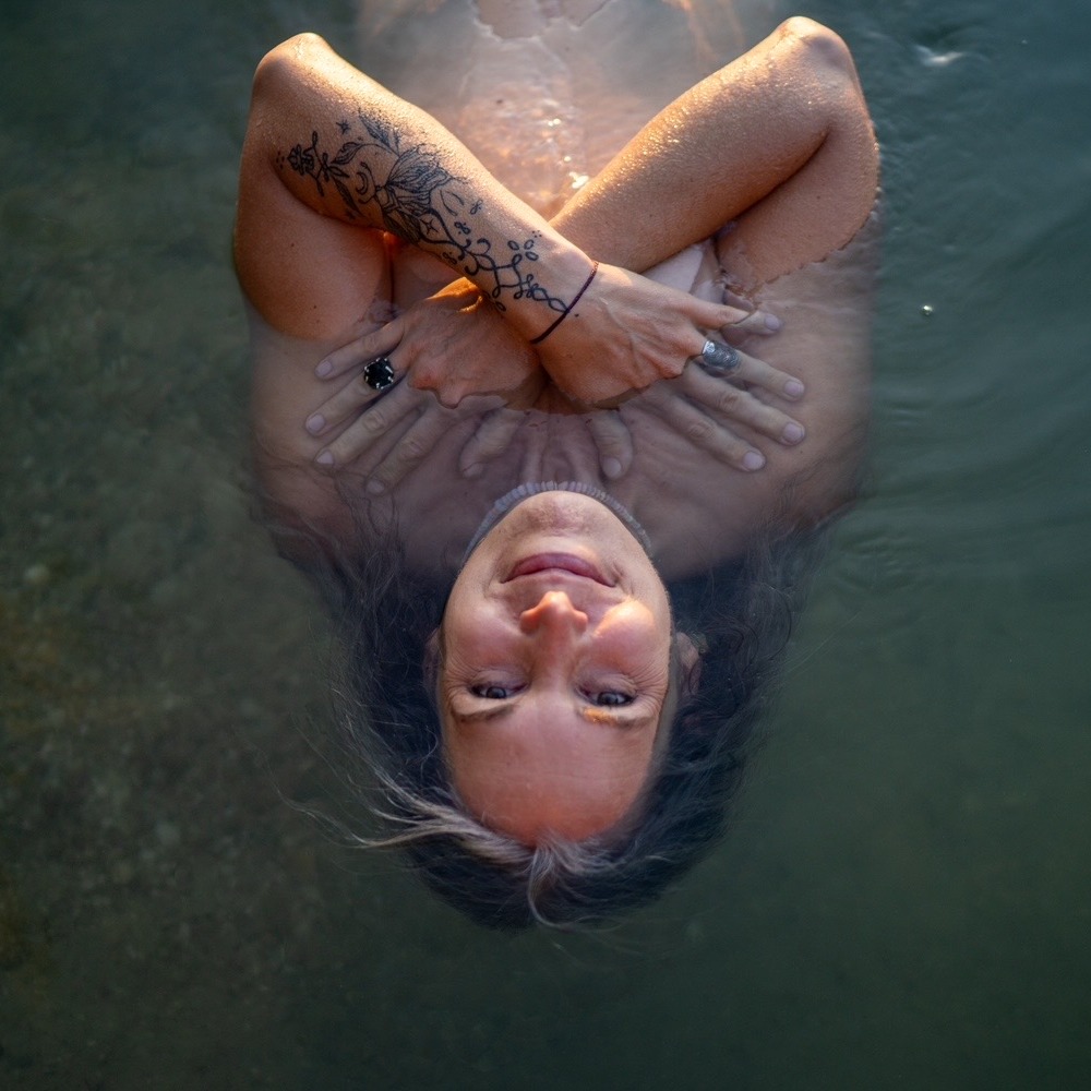 Udělá mi vždycky velkou radost, když zahlédnu, že si necháte udělat nové fotky a tam se promítá tetování. Vždycky si vybavím moment toho, kdy jsem Vás ještě potkala bez tetování a teď vidím, kam jste se za ten čas posunuli.
Je to nádherný pozorovat někdy z větší někdy z menší dálky.
Mirka si tehdy přijela pro jeden z volných návrhů, který teď nosí na ruce, kterou používá při své práci s kraniosakrální terapií, přípravou na mateřství. V listopadu spouští svůj nový projekt a já mám velkou radost vidět tuto ženu rozkvétat a sdílet své dary a schopnosti.