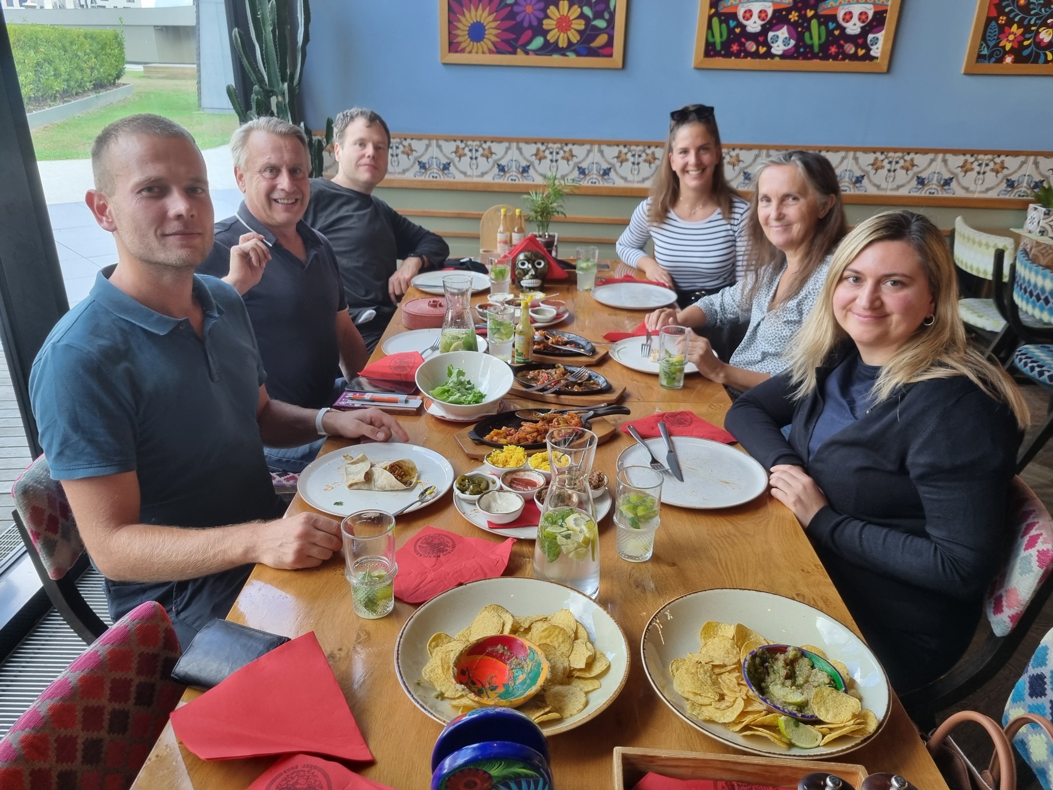 🌮 Ko se Toastmasters uprava loti dela... v mehiškem slogu!
Pred kratkim smo se člani uprave našega Toastmasters kluba zbrali na sestanku – tokrat malo drugače: ob tortiljah in polni mizi dobre volje! 😄
Poleg odlične hrane smo seveda razpravljali tudi o resnih (a prijetnih) temah – med drugim o tem, kje bomo letos praznovali na tradicionalni božično-novoletni večerji 🎄✨.
Naš Toastmasters klub zagotavlja vzpodbudno okolje za učenje vodstvenih veščin, timskega dela ter organizacije.
Sodelovanje v upravi pa je prava priložnost za urjenje:
💡 komunikacijskih spretnosti,
🤝 sodelovanja in vodenja ekipe,
🗓️ organizacije dogodkov,
💬 dajanja in sprejemanja povratnih informacij.
Ko vse to združiš s super ekipo in kančkom mehiške energije 🌶️, dobiš popoln recept za rast, zabavo in uspeh! 😄
#Toastmasters #Leadership #Teamwork #FunLearning #Communication #ClubSpirit