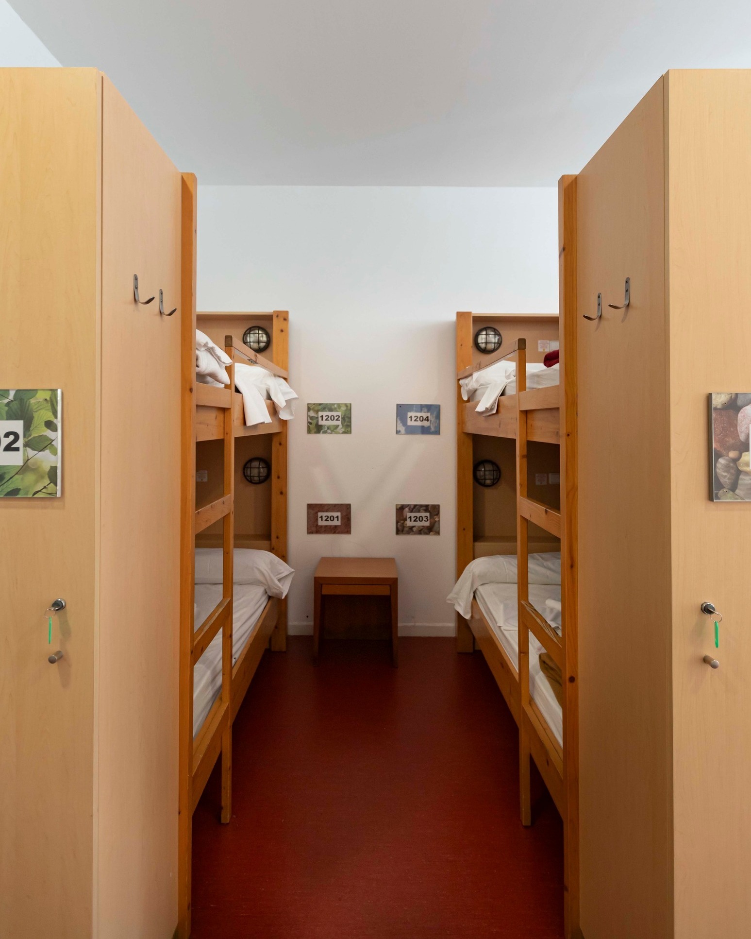 🛏️ En INOUT Hostel tenemos la habitación perfecta para ti… porque descansar bien también forma parte de la experiencia.
Desde habitaciones dobles privadas hasta dormitorios compartidos de hasta 14 camas, con baño privado o compartido, todo pensado para tu comodidad 🙌
🧳 Cada cama cuenta con taquilla, luz y enchufe propios, y las habitaciones ofrecen luz natural, calefacción, ventilador y aire acondicionado.
🧼 Limpieza diaria y silencio garantizado a partir de las 23 h.
Disfruta de la naturaleza, la comodidad y un espacio inclusivo 🌿
¡Reserva tu habitación ahora a través del enlace 🔗 en la bio!
___
#InoutHostel #AlojamientoConValores #Barcelona #TurismoInclusivo