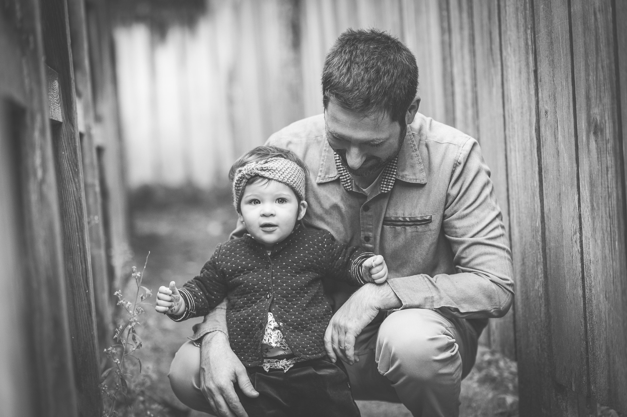 Il suffit parfois d'un instant.
Un papa qui s'accroupit à hauteur de son enfant. Une main qui guide doucement. Un regard complice qui dit "je suis là".
Ces moments de paternité silencieuse racontent l'essentiel : la présence, la protection, l'amour qui n'a pas besoin de mots.
Christine | Brin de Lune
Photographe à Nantes
#photographenantes #papaetbebe #paternite #seancephotofamille #brindelune #liensparentenfant #photofamille #nantes #noiretblanc @brin_de_lune #photographefamillenantes