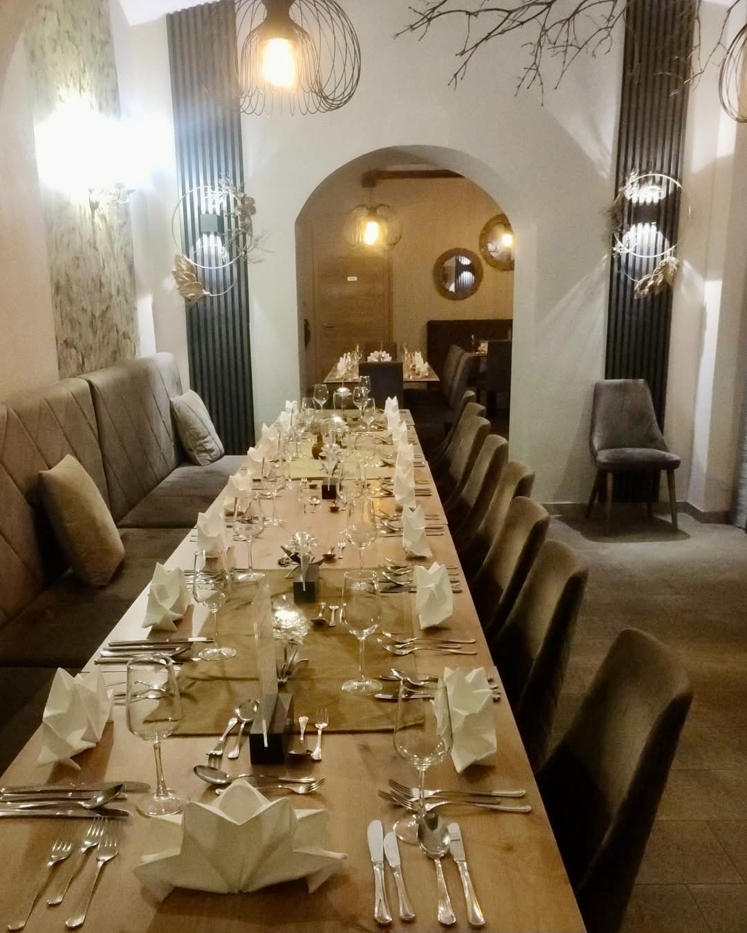 ✨ Besondere Momente verdienen einen besonderen Rahmen. ✨
Ob Geburtstag, Firmen-, oder Familienfeier – im Lorettohof wird jeder Anlass zu einem unvergesslichen Erlebnis. Genieße die festliche Atmosphäre, leckeres Essen und liebevolle Details, die deine Veranstaltung einzigartig machen.
📍 Lorettohof | Gaal | www.lorettohof.com