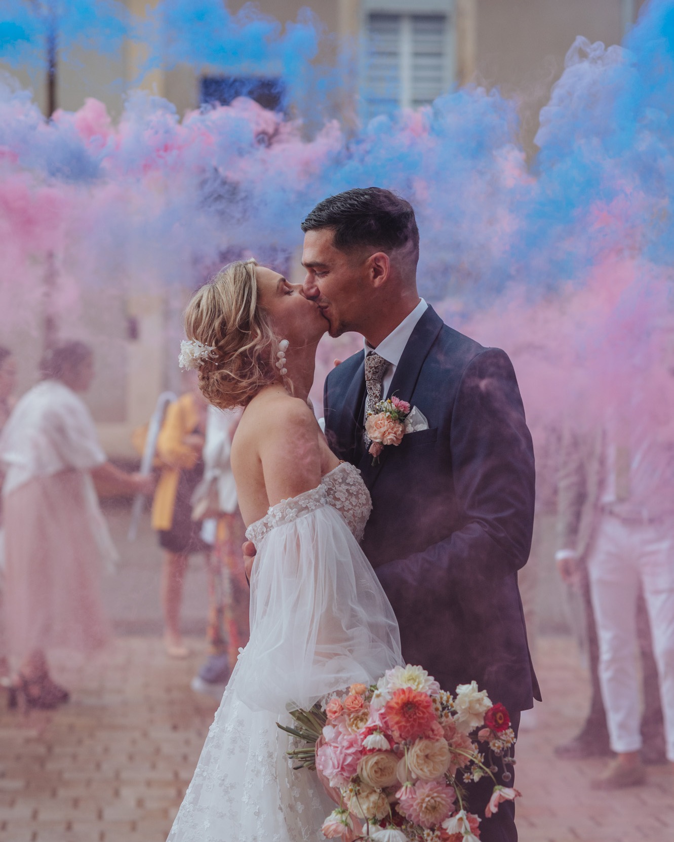 Un mariage très spécial cet été, où l'émotion a été vraiment forte !
Beaucoup de stress car la pluie été annoncée, au final il a plu durant la cérémonie religieuse et cela s'est arrêté ensuite 😅
C'est aussi là que ma voiture a été vandalisée (rien de grave). Cet été a été difficile pour ma voiture, après la vitre fracturée à Turin😂
Au final c'était une superbe journée et le mariage le plus chargé en émotion de tout 2025, ils ont même réussi à me faire verser ma petite larme 🥲
📆 La saison se finit en novembre avec un dernier mariage mais d'ici là, je marque une pause dans mes prestations (mariage, séances photos) cette semaine.
✈️ Actuellement en Autriche avec Morgan pour un événement magique (eh oui encore 😛 ), je vous retrouve à partir de mardi 21 octobre pour les sessions photos de l'automne! 🍂🍁☀️