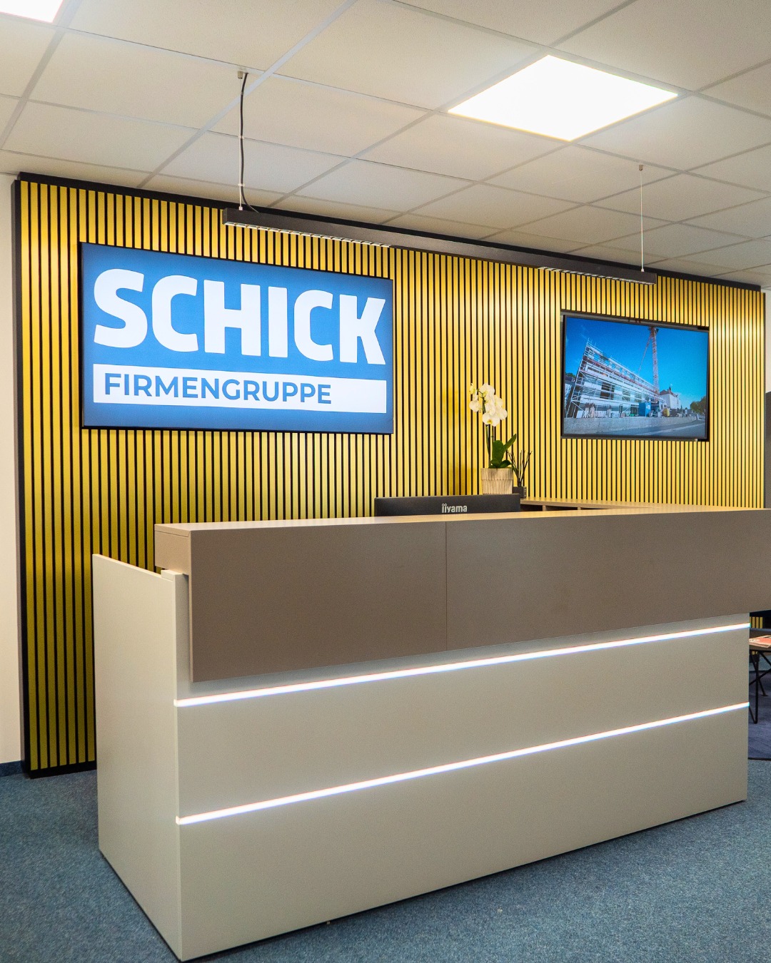 In Zusammenarbeit mit @worldofoffice foffice durften wir ein weiteres spannendes Projekt bei Schick Bau umsetzen.
Unsere Schreinerei hat dafür die Lamellenwände maßgefertigt – präzise, individuell und perfekt auf das Raumkonzept abgestimmt. ✨
Solche Projekte zeigen immer wieder, wie Handwerk, Design und Architektur zusammenwirken, um Räume mit Charakter entstehen zu lassen.
#SchreinereiWerthammer #Innenarchitektur #Praxisdesign #Raumgestaltung #handwerk #schreinerei #holzliebe #holzhandwerk #lernenundwachsen