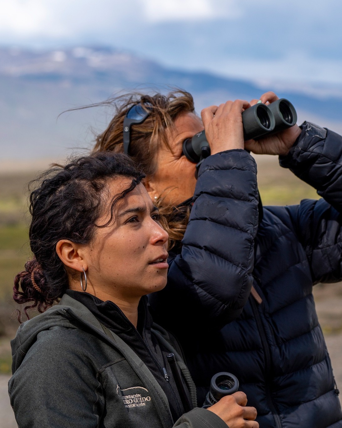 ALIADOS EN LA CONSERVACIÓN 🏔️
Nuestra alianza con Volkanica y Fjällräven nació de una pasión compartida: vivir y proteger la naturaleza. Desde la Patagonia trabajamos por la coexistencia entre fauna silvestre y ganadería, explorando con respeto y cuidando uno de los ecosistemas más extremos y hermosos del mundo.
Gracias a su apoyo, nuestro equipo cuenta con equipamiento técnico que nos permite enfrentar el viento, el frío y las largas jornadas en terreno. Juntos somos parte del Fjällräven Classic Chile sumando ciencia, cultura y tradición para conservar este lugar único.
Porque conservar también es una forma de explorar.
–
UNITED FOR CONSERVATION 🏔️
Our partnership with Volkanica and Fjällräven was born from a shared passion: to live in and protect nature.
From Patagonia, we work for the coexistence of wildlife and livestock, exploring with respect and caring for one of the most extreme and beautiful ecosystems in the world.
Thanks to their support, our team has the technical gear needed to face the wind, cold, and long days in the field. Together, we are part of the Fjällräven Classic Chile and the Arctic Fox Initiative, combining science, culture, and tradition to preserve this unique place.
Because conserving is also a way of exploring.
📸: @beatrizschneiders
📍: @estancia.cerroguido
#ConservaciónPatagónica #VolkanicaOutdoors #FundaciónCerroGuido