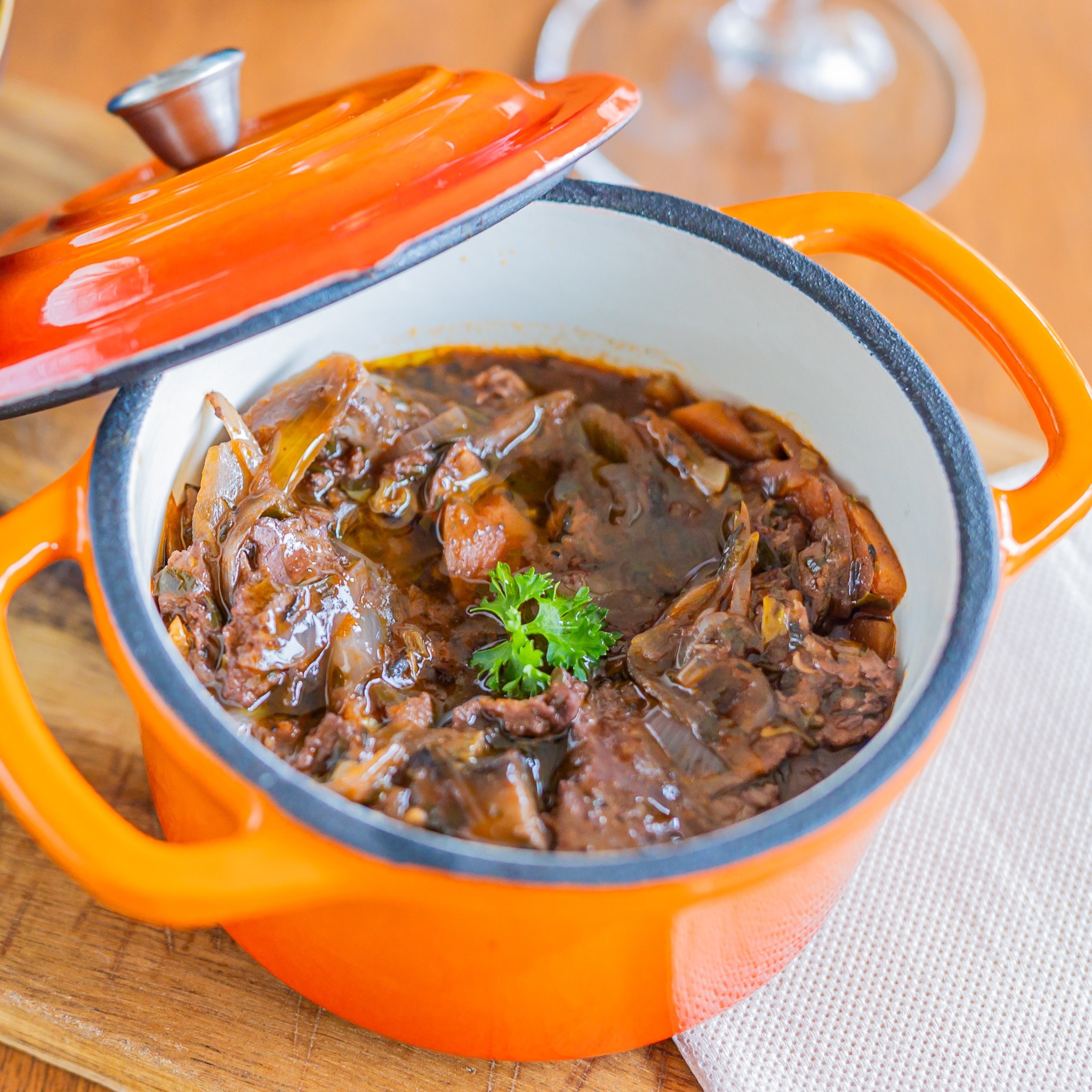 PROEF DE WINTER
Op zoek naar een sfeervolle invulling voor je Kerstborrel, bedrijfsfeest of familie-evenement? Onze Winterspecial is ideaal voor grote groepen (landelijk) en kleinere gezelschappen in regio Eindhoven, Helmond, Deurne, Weert en Roermond.
Op het menu:
Een buffet met twee soorten stoof naar keuze: Goulash, Rendang, Bierstoof of Saté.
Geserveerd met zoete aardappelfriet (met foodtruck) of rijst (zonder foodtruck), plus tafelzuur, stoofperen en stevig brood.
Uit te breiden met o.a. braadworst in uienjus, gehaktballetjes in tomatensaus, stamppot, dessert en drankjes.
Meer info of boeken? Kijk op bakblik.eu/catering