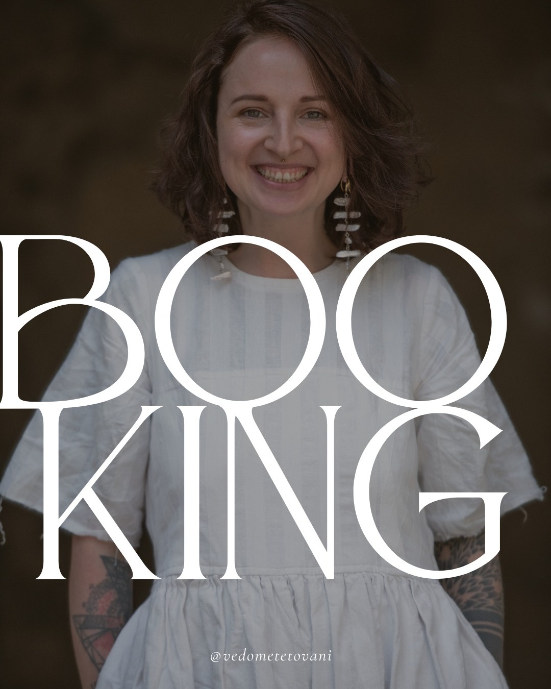 Vytvořila jsem pro Tebe pěkně informace všechny na jednom místě.
Před nějakým časem, jsem vytvořila nový web: vedometetovani.cz ale je mi jasné, že spoustu z Vás jede přes sociální sítě a tak přišel impulz to tu trošku učesat aby to bylo hezky přehledný a dalo se v tom zorientovat.
BOOKING JE U MĚ OTEVŘEN PO CELÝ ROK
Vždy objednávám na pár měsíců dopředu s tím, že každé tetování předchází měsíční příprava od termínu vytetování a následná 9timěsíční integrace celého záměru, které tetování nese. S tetováním pracuju jako s přechodovým rituálem, kdy tetování je mostem. Skrze tetování v sobě uzavíráš něco starého a otevíráš dveře do nové etapy svého života.
Tetování je pak jako kotva těch kvalit, které si na sobě přeješ nosit a kultivovat.
Tetování Ti připomíná, kým jsi a kam jdeš.
A já Tě tím provedu. Od samotné přípravy, přichystání motivu na míru přesně k tvojí situaci až po samotnou integraci.
Tetování u mě nebude jen dalším nebo prvním obrázkem na Tvém těle. Bude to prožitek v hloubce Tebe ke kterému se budeš vracet. Tvůj vědomý životní přechod.
Tvé Ano sám/sobě.
Těším se na Tvůj příběh
Máš otázky, na které si nenašel/la odpovědi v příspěvku? Neváhej mi napsat na vedometetovani@gmail.com nebo si rovnou bookni informační schůzku.
#vedometetovani