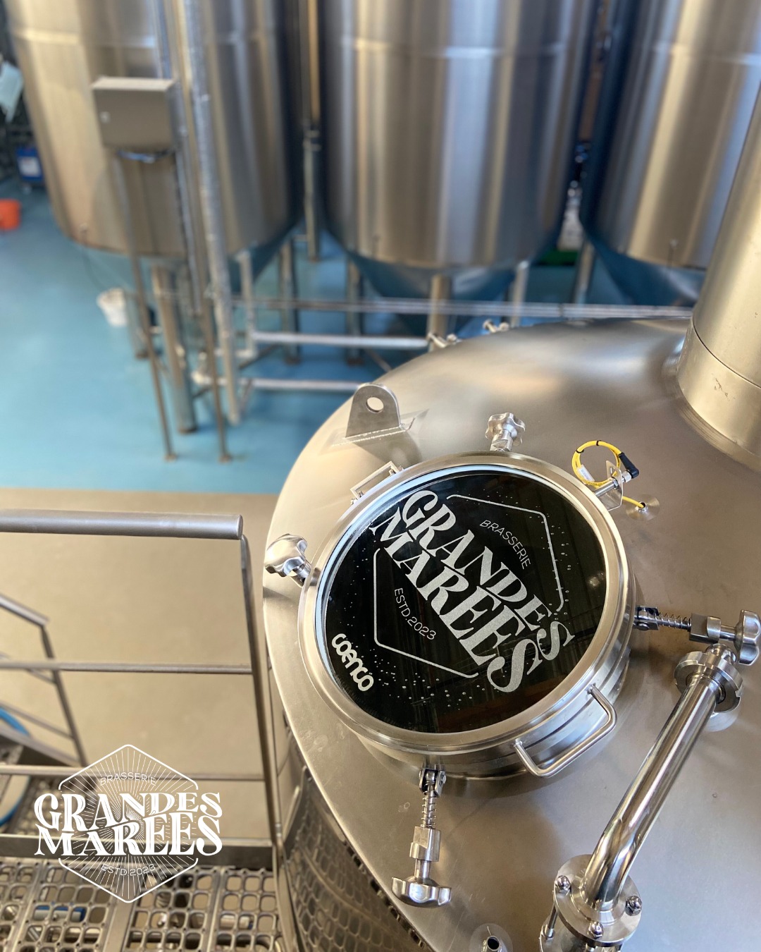 🌊 Visite Brasserie 🌊
Samedi 1er Novembre à 11h aura lieu la prochaine visite mensuelle de la brasserie!
N'hésitez pas à réserver votre place en nous contactant sur nos réseaux sociaux 🤳, par mail 📩 à contact@brasseriegrandesmarees.fr ou par téléphone au 0391891377.
Durée de la visite: 45 minutes environ puis une dégustation de nos bières au bar 🍺
⚠ La boutique et le bar restent ouvert ce 1er Novembre ⚠
#visite #beerlover #agenda #brasseriegrandesmarees #brasserieartisanale #tourismebrassicole