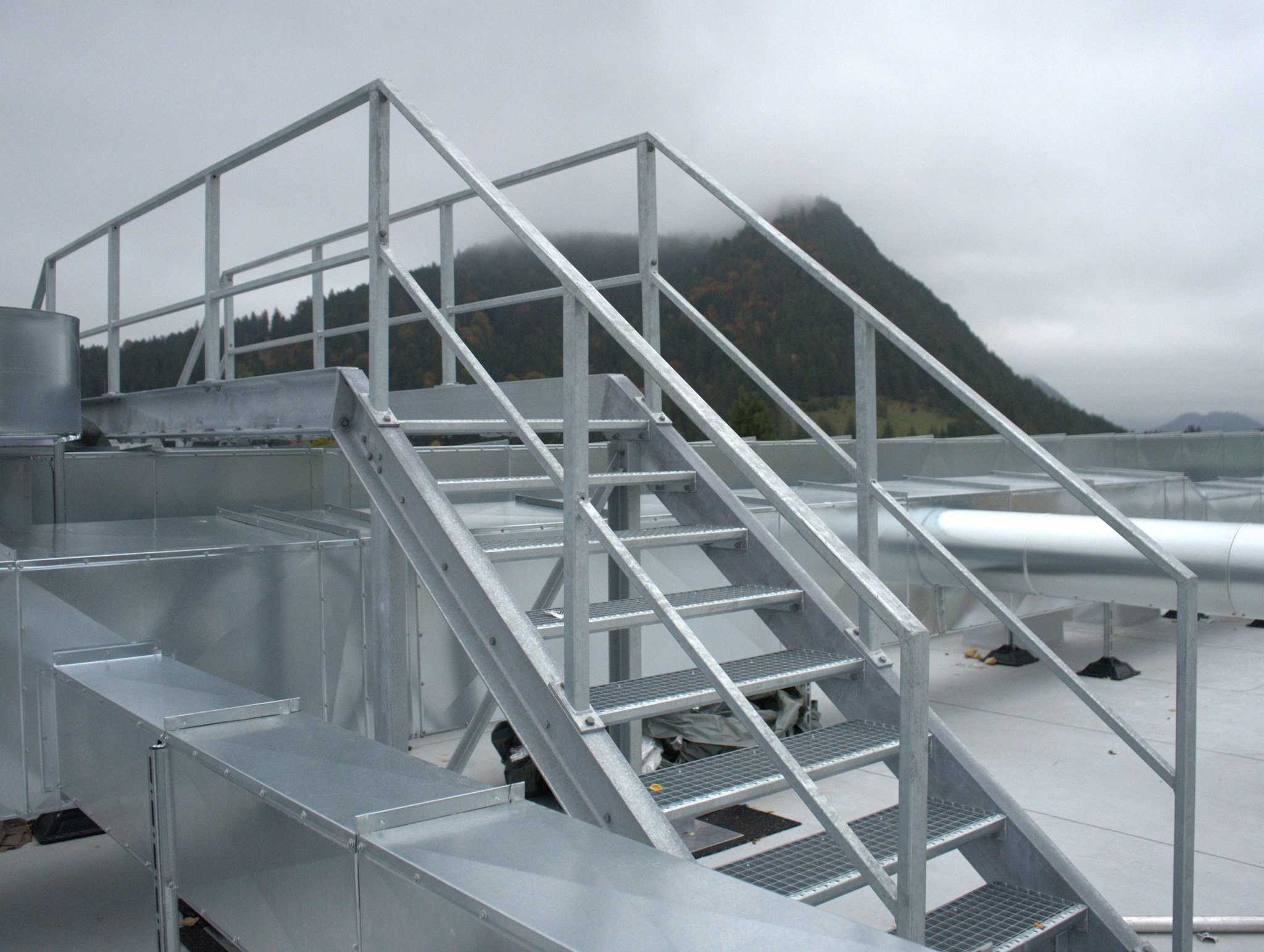 Nebel hin oder her – das Projekt in Pfronten nimmt Form an.
Schön, wenn alles so sauber zusammenspielt.
#teamGAST #zusammenstark #stahlbauallgäu