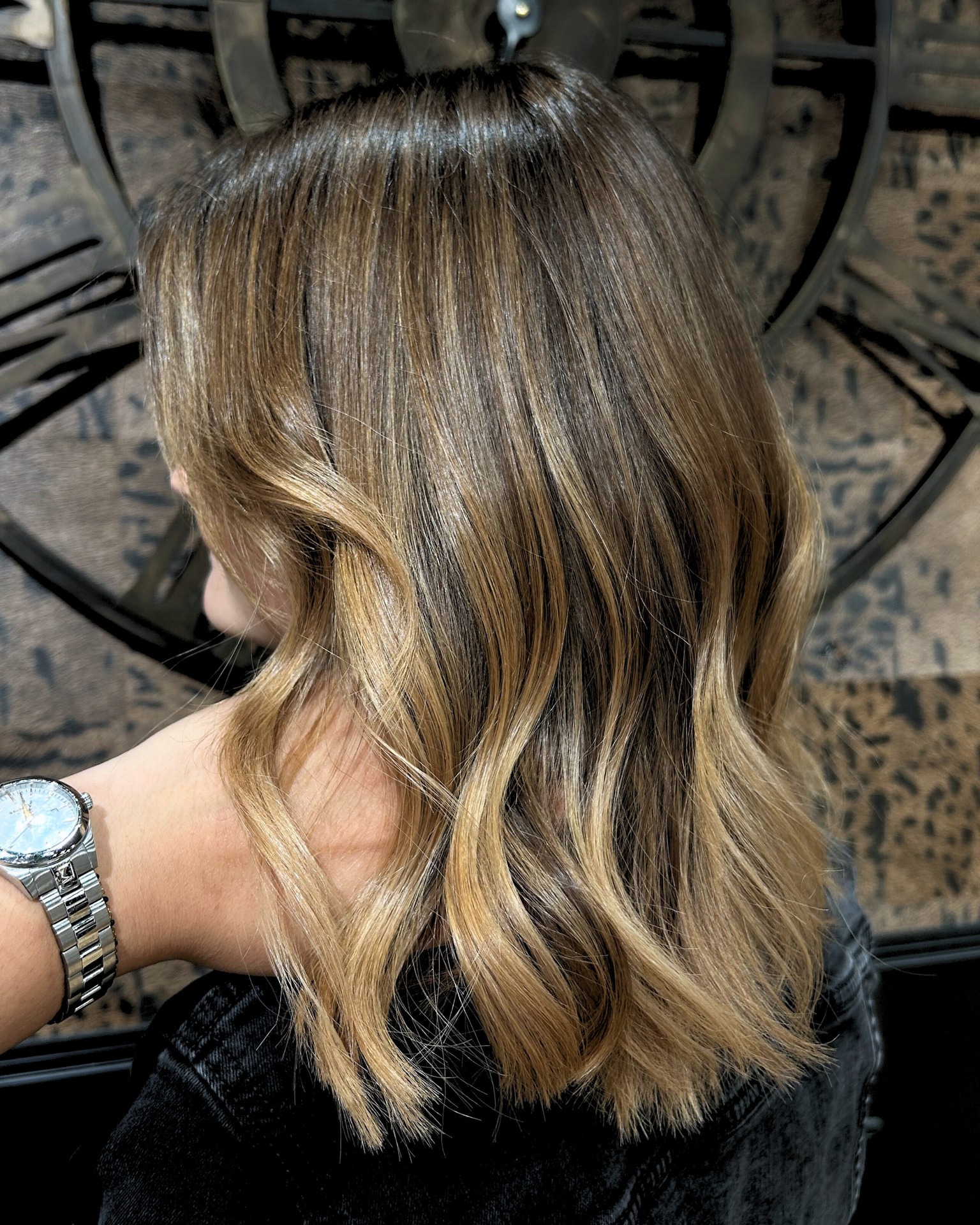 Balayage honey blonde 💛
💇🏻♀️ Réalisé par @inesl.prowild
📍 WILD Évreux
Et vous, c'est quoi votre couleur pour l'automne ? 🍂
___
#️⃣ : wild coiffeur coloriste, balayage, couleur, salon de coiffure, coiffeur evreux, balayage blond
CM & 📸 : @agence.boujoubien