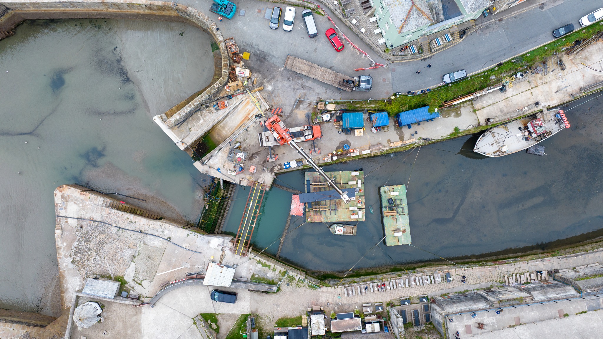 🔝 Top-Down Thursday 🚁
Looking straight down on the successful offload of the first lock gate section at @charlestownharbour.
📍Charlestown, Cornwall
#TopDownThursday #DronePhotography #CharlestownHarbour #Cornwall #AerialView #HeritageRestoration #Macsalvors #LockGateProject #UAV