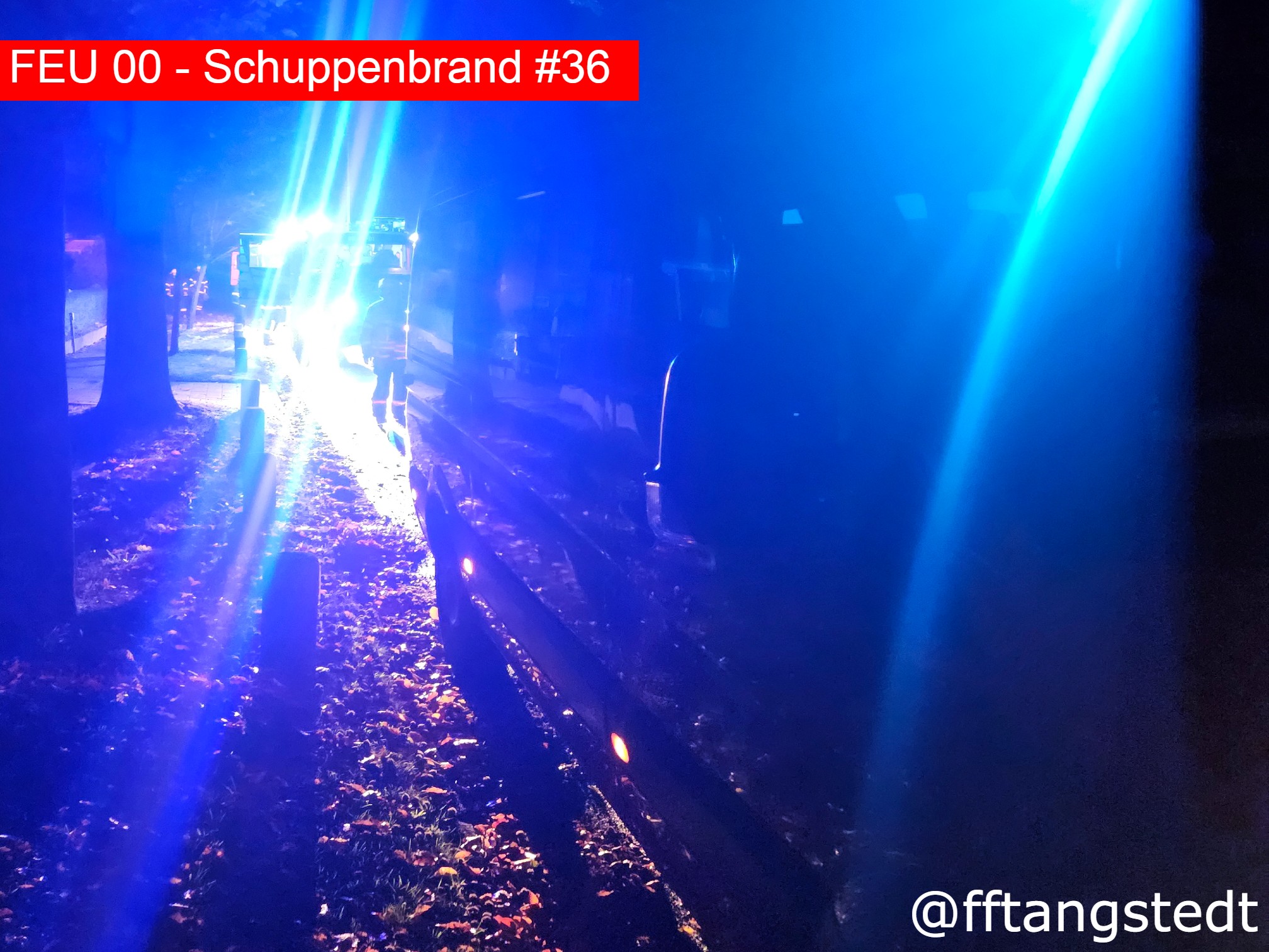 🚨 Nr. 36/2025
📆 10.10.2025, 04:21 Uhr
📟 FEU 00 - Schuppenbrand
🌐 OT Tangstedt / Wassermühlenweg
⚠Wir wurden zu einem gemeldeten Schuppenbrand alarmiert. Vor Ort eingetroffen handelte es sich um eine Garage für einen Mähroboter, sowie der Mähroboter selbst, welche Feuer gefangen hatten. Das Feuer war allerdings so weit fortgeschritten, dass unsererseits lediglich Nachlöscharbeiten und eine Kontrolle mittels Wärmebildkamera erfolgte. Gegen 5 Uhr waren wir wieder einsatzbereit an der Wache.
Alarmierte Kräfte: FF Tangstedt, RTW Kayhude, Polizei
👍🏼Like=Vielen Dank an die Einsatzkräfte🧑🏼🚒🧑🏼🚒
Alle Einsätze findest du hier:
https://www.feuerwehr-tangstedt.de/einsaetze-2025
#feuerwehr #firefighter #freiwilligefeuerwehr #ehrenamt #retterherz #blaulicht #blaulichtfamilie #fireandrescue #einsatz #alarm #atemschutz #feuer #technischehilfeleistung #einsatzfahrzeug #löschfahrzeug #notruf #instagram #insta #instagramreels #reelsinstagram #reelsofinstagram #instagramreel #reels #kreisstormarn #schleswigholstein #feuerwehr #tangstedt