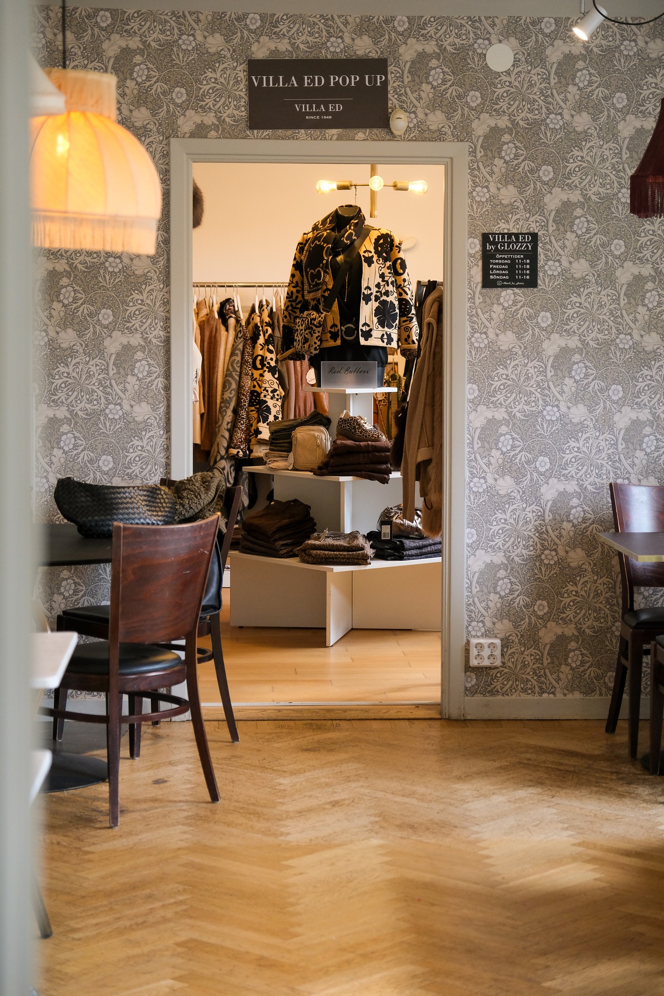 Vi älskar hösten på Villa Ed 🍁 Doften av nybryggt kaffe, färgerna i trädgården och känslan av lugn som infinner sig i huset 🍂
Kom förbi, ta en kaffe utomhus, kika in i våra butiker och boka in en skön behandling.
Vi älskar den här platsen, och vi hoppas att ni också gör det ❤️
Vi på Villa Ed
Inredningsbutik @villaedinredning
Klädbutik @villaed_by_glozzy
Café & Bistro @cafevillaed
Frisörer @villaed.frisorerna
Injektionsbehandlare @beautylin.se
Kroppsvård & Massage @lindaholtzkroppsvard
Inemotion Psykologi @inemotionpsykologi
Keramik @lerkallan
Skulpturskogen Villa Ed