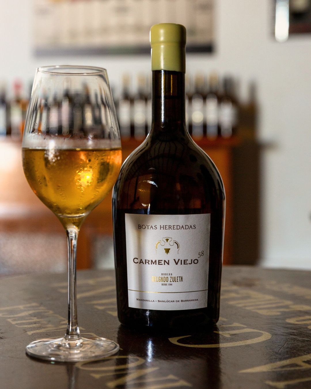 Comienza el capítulo 1 de los 280 años de historia de @delgadozuleta
En el primer cuarto del siglo XVIII, Francisco Gil de Ledesma llegó a Sanlúcar y, en los bajos de su vivienda familiar —en la actual calle Carmen Viejo, 58, en el Barrio Bajo— levantó el casco fundacional de la bodega. En aquella nave de techos bajos y cava subterránea, donde la humedad y la temperatura eran perfectas, nacieron las primeras manzanillas.
Hoy, esas botas históricas y excepcionales han sido restauradas y trasladadas al pago de Dehesilla, conservadas con esmero durante generaciones y reservadas para una ocasión irrepetible: su 280 aniversario.
Carmen Viejo 58 es mucho más que una manzanilla: es una herencia viva, un vino que guarda la memoria del lugar donde todo comenzó.
📍 Ahora disponible en nuestra distribuidora y vinotecas.