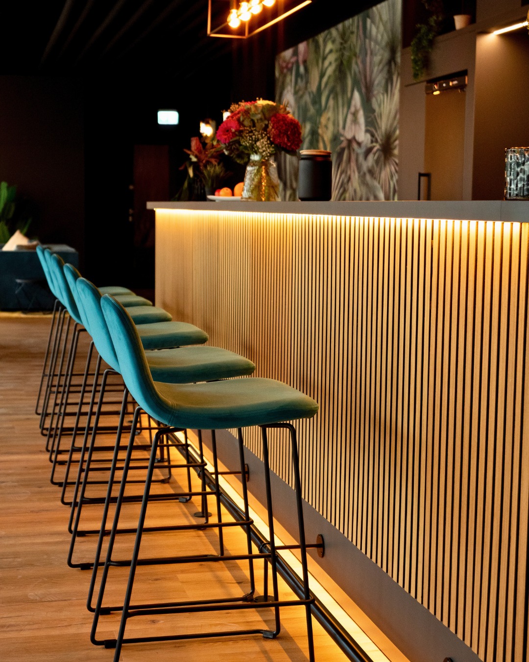 Hier ist ein wirklicher Lieblingsort für Studierende entstanden: 132 Apartments von uns geplant, gefertigt und eingerichtet. 💪
Helle Holzoberflächen, warme Farbakzente und funktionale Möbel schaffen ein modernes, wohnliches Ambiente, das zum Wohlfühlen einlädt.
Ein Teil unserer Arbeit waren die Montage der Küchen mit optimaler Platzausnutzung, die Fertigung der Schränke, welche passgenau in jede Nische integriert wurden und Arbeitsbereiche, die Funktion und Design perfekt verbinden. Im Empfangsbereich, der zugleich als Gemeinschaftszone dient, haben wir eine warme, einladende Atmosphäre geschaffen – mit gemütlichen Sitzgelegenheiten, stilvollen Wandverkleidungen und einer Empfangstheke, die das moderne Konzept des Hauses unterstreicht.
Ein Projekt, das zeigt, wie durchdachtes Design, Funktion und Handwerk zusammenkommen – für modernes Wohnen mit Charakter. 🙌
#SchreinereiWerthammer #Staytoo #Studentenapartments #Nürnberg #Innenausbau #ProjektHighlight #HandwerkTrifftDesign #WohnenMitStil