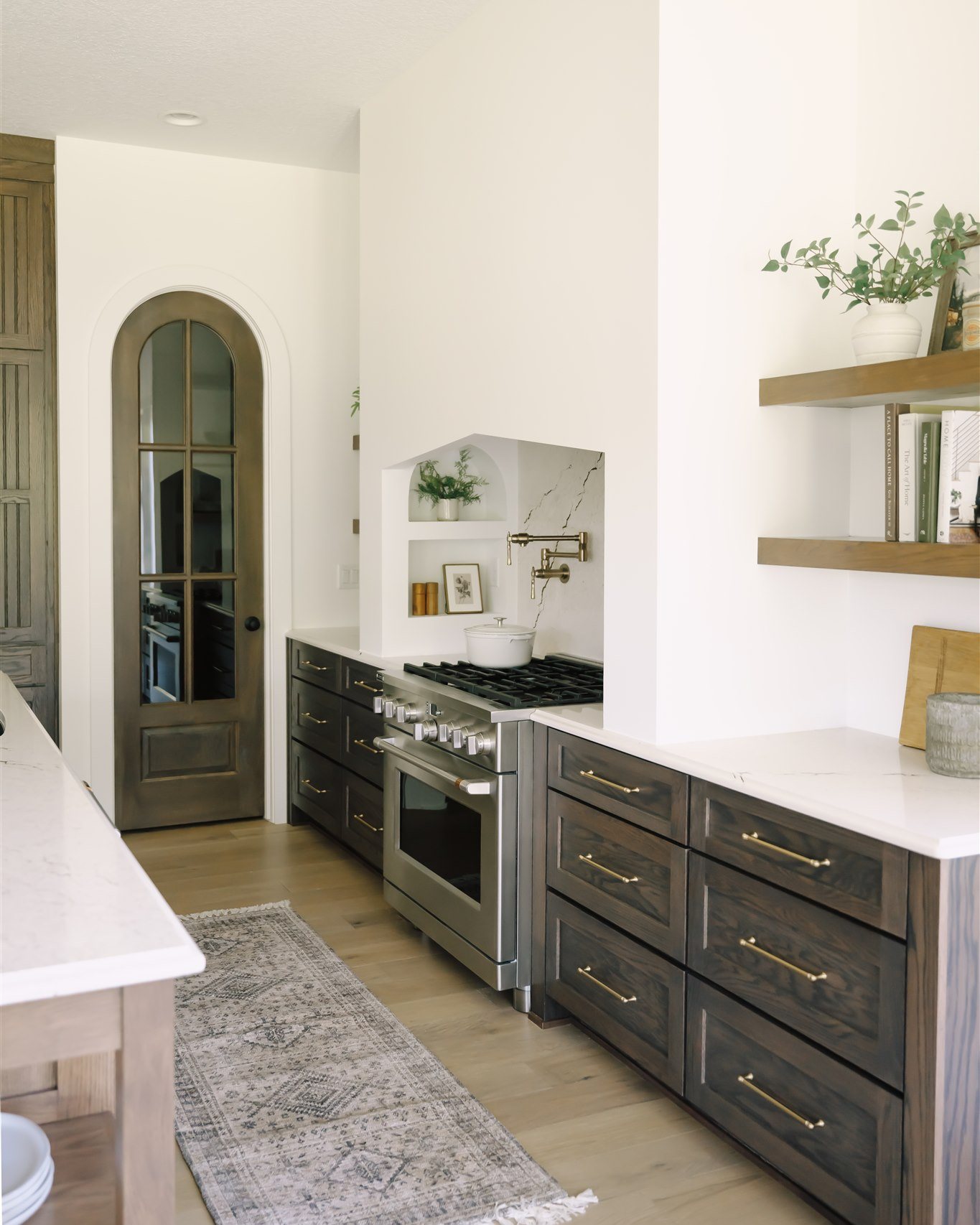 Dark wood, open shelving, clean lines… do we really need to go on?
In love with the contrast in this kitchen! 🤎
#dynastyhomes #customhomebuilder #iowahomes #desmoines #luxuryhomes #homeinspo #dreamhome