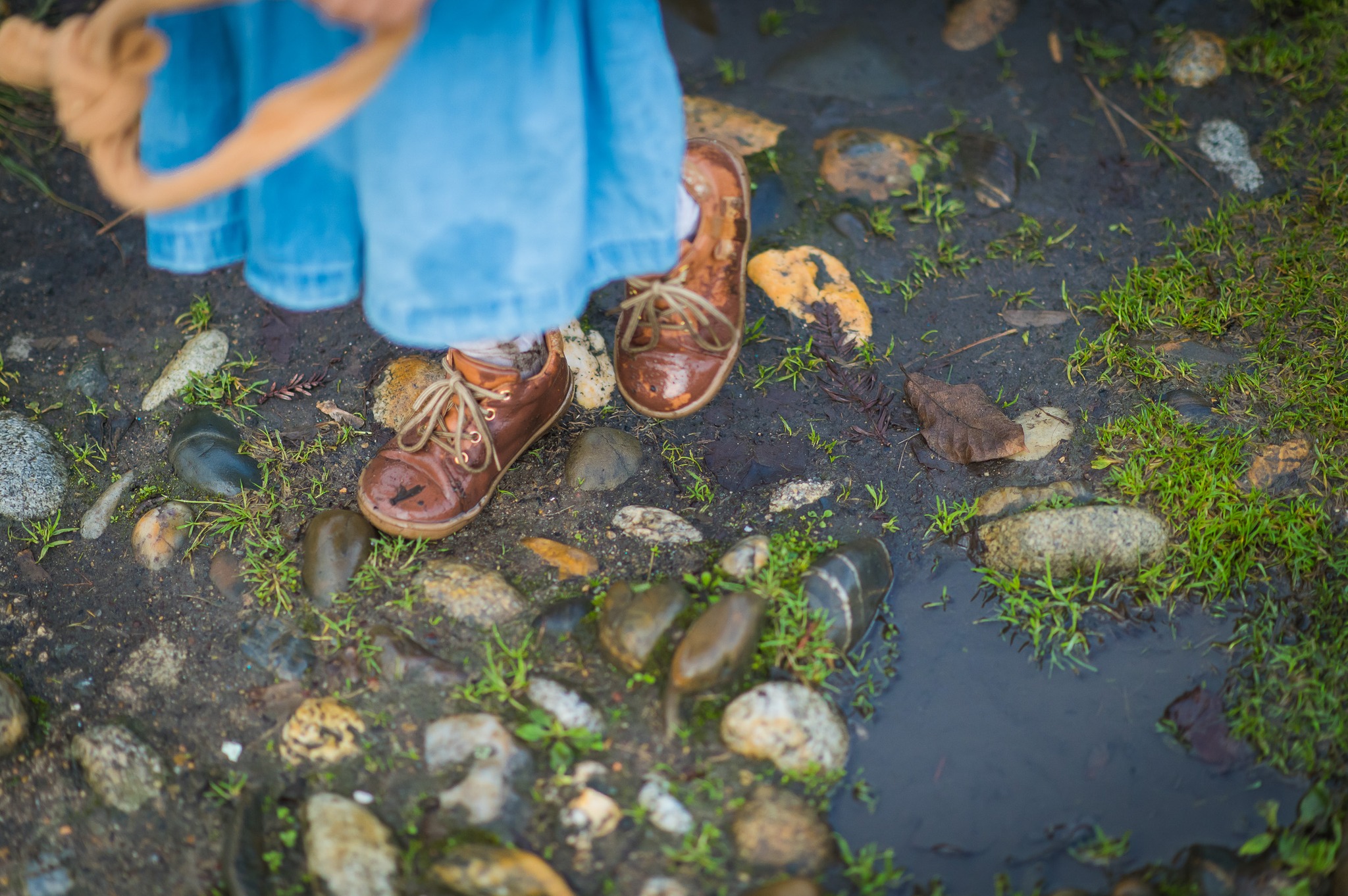 Les petites chaussures dans les flaques.
Les mains qui explorent.
Les moments où l'on oublie le temps.
L'enfance, ce sont ces instants simples où tout devient extraordinaire. Une flaque devient un océan, des cailloux deviennent des trésors.
C'est cette curiosité pure que j'aime capturer. Pas les sourires forcés face à l'objectif, mais ces moments vrais où ils sont simplement eux-mêmes.
Christine | Brin de Lune
Photographe à Nantes
#photographeNantes #nantes #nantesmaville #loireatlantique #paysdelaloire #photopoetique #souvenirsdenfance #viedefamille #studioBrindeLune #seancephotonantes #brindelune #brin_de_lune #photographefamillenantes #photographefamille #photofamille #souvenirsdefamille #complicite #amourdenfants #enfanceheureuse #shootingfamillenantes #séancephotofamille#nantes