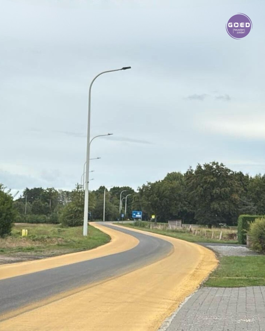 Misschien heb je ze al zien opduiken: gele fietsstroken langs onze wegen.
Maar… weet jij wat deze betekenen? 👀
Gele fietsstroken, ook wel fietssuggestiestroken genoemd, zijn geen echte fietspaden, maar visuele hulpmiddelen. Ze tonen waar fietsers kunnen rijden, maar niet moeten. 🚴♀️
Auto’s mogen er ook over rijden en zelfs parkeren, maar het gele vlak maakt automobilisten extra alert voor fietsers en helpt om de snelheid te verlagen. ⚠️
Met deze stroken willen we de veiligheid en zichtbaarheid van fietsers G|O|E|D verbeteren, vooral op plaatsen waar de rijbaan gedeeld wordt. 💜
Heb jij ze al opgemerkt in onze gemeente? Laat het ons weten in de reacties! 👇
#heusdenzolder #fietsveiligheid #goeddoetmee #samensterk #fietssuggestiestrook