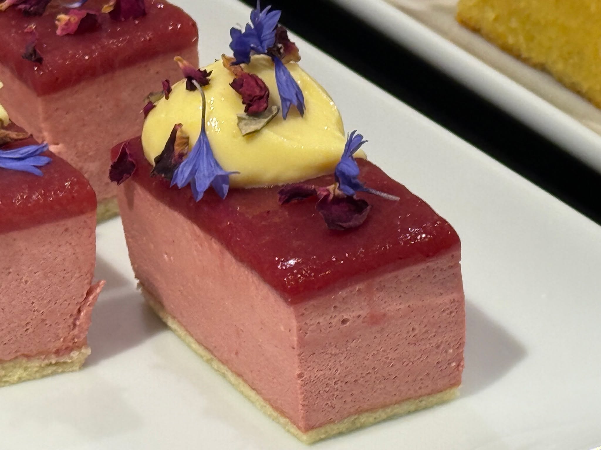 This dessert has been loyal over the years in many shapes and forms. Recently it was used for a buffet served with rose petals and lemon curd and again received huge praise from the guests
#barbecue #party #gardenparties #glutenfree #caterer #dinner #oxfordshire #privatechef #finedining #bespoke #wedding #dessert #desserts #buffet