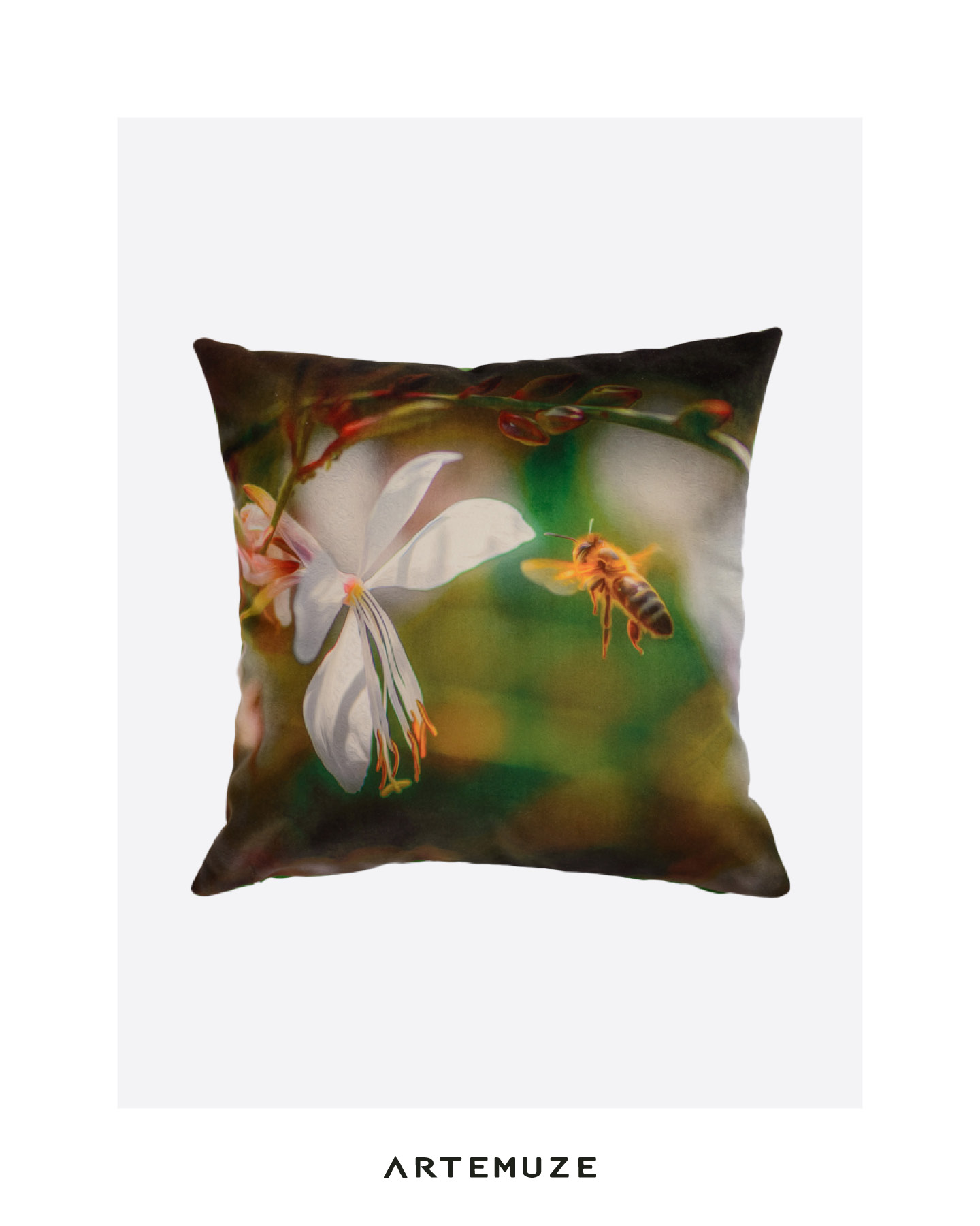 🌿 Un instant de nature dans votre intérieur.
Entre délicatesse florale et ballet des pollinisateurs, ce coussin rend hommage à l’équilibre fragile de notre écosystème.
Inspiré par la gaura de Lindheimer et la danse d’une abeille en pleine pollinisation, il capture la poésie vivante du végétal.
✨ Imprimé en haute définition sur un velours doux et résistant
✨ Confectionné en Alsace dans un atelier artisanal
✨ Format 40x40 cm — avec ou sans rembourrage
✨ Déhoussable, lavable, durable
À la croisée de l’art et de l’engagement, ce coussin raconte une histoire sensible… et sublime vos espaces de vie.
📲 Découvrez-le via le lien en bio.
#coussinartisanal #decoecoresponsable #velours #abeille #pollinisateurs #naturepoetique #fabricationfrancaise #faitmain #designfrancais #artemuze #gaura #textiledesign #slowdeco #decointerieure #alsace