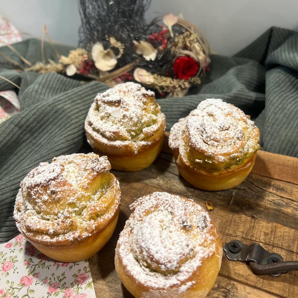 Pistazien-Marzipan Muffin-Rolls
Zart, nussig & himmlisch aromatisch – unser Pistazien-Marzipan Muffin-Rolls.
Ein Duft von frisch gebackenen Muffins, mit einer Füllung aus Pistazien und Marzipan… einfach zum Dahinschmelzen.
Zutaten für 16 Muffins :
2.3 dl Milch, lauwarm
50 g Butter
420 g Mehl
80 g Zucker
½ Würfel Hefe, frisch
1 Ei
1 Eigelb
1 Prise Salz
Füllung:
250 g Marzipan Rohmasse
50 ml Milch
70 g Pistazien, gemahlen
1 Eiweiss
Zubereitung:
In einem Topf die Milch leicht erwärmen und die Butter darin schmelzen.
Wenn die Milch nur noch lauwarm ist, die Hefe hineinbröckeln und darin auflösen.
Mehl, Zucker und Salz in einer Schüssel vermengen.
Die Milchmischung und die Eier mit der Mehlmischung gut miteinander verkneten bis ein glatter Teig entsteht.
Ein sauberes Küchentuch über die Schüssel legen und den Teig mindestens 45 Minuten an einem warmen Ort ruhen lassen.
In der Zwischenzeit für die Füllung die Marzipan Rohmasse mit einer Reibe in eine Schüssel raspeln.
Die gemahlenen Pistazien, Milch und Eiweiss hinzufügen geben und von Hand verkneten.
Den Backofen auf 180°C Ober-/Unterhitze vorheizen.
Nun den Hefeteig auf einer bemehlten Arbeitsfläche noch einmal ganz kurz durchkneten, dann mit einem Wallholz zu einem Rechteck (20 x 45 cm) ausrollen und mit der Marzipan-Creme bestreichen.
Den bestrichenen Teig an der langen Seite aufrollen, dann mit einem scharfen Messer in 16 Scheiben schneiden.
Jeweils eine Scheibe mit der Schnittfläche nach unten in eine mit Papierförmchen oder gebutterte Muffin-Form legen.
Die Muffins für ca. 40 Minuten in den Backofen schieben.
Die Rolls auskühlen lassen. Mit Puderzucker bestreuen und geniessen.
En Guete !
#thekitchenwitches #rolls #muffins #backen
#food #feinschmecker #foodlover #bakedwithlove #bakery #backenmitliebe #backenmachtglücklich #backenistliebe #pistazien #pistazienliebe #marzipan
