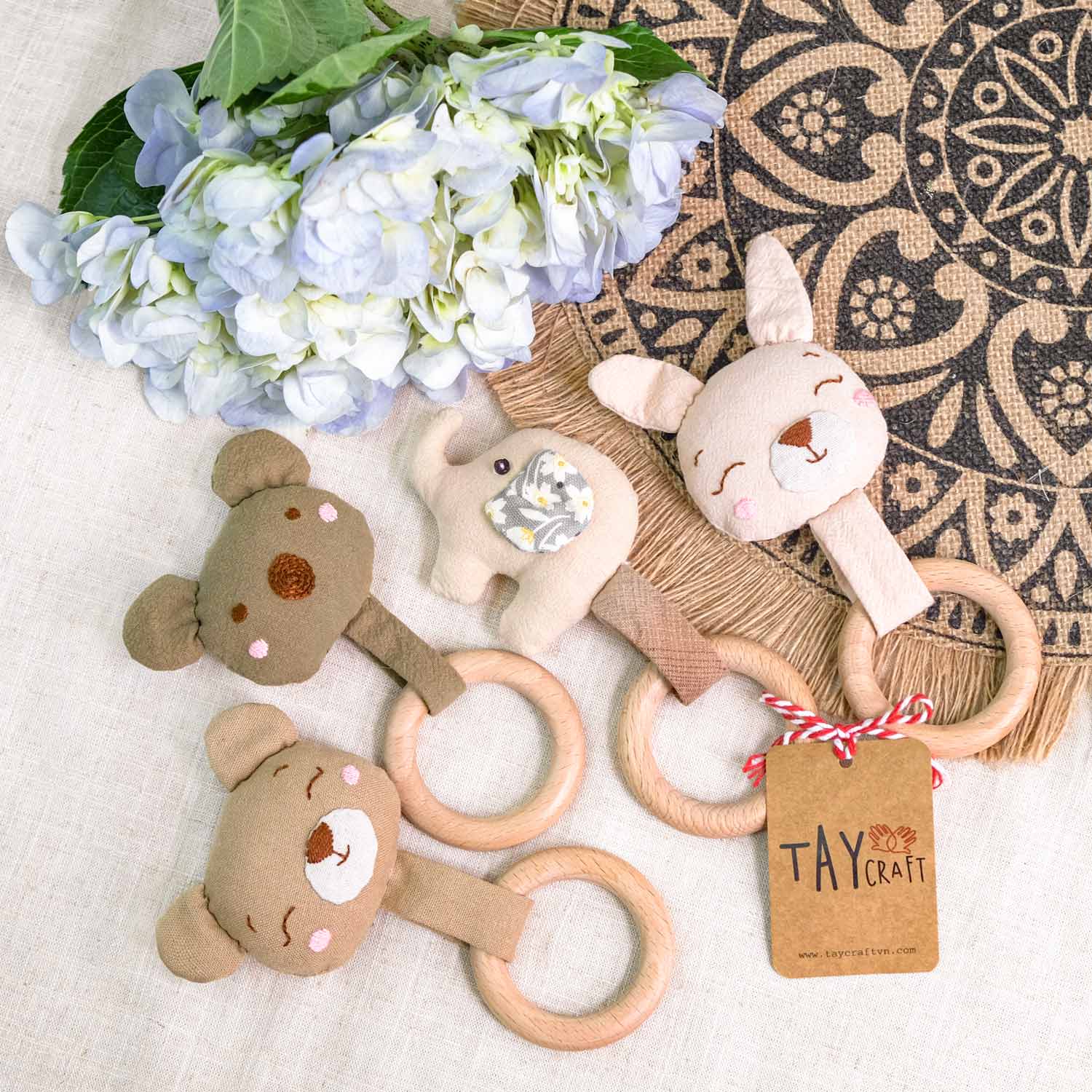 Món đồ chơi cầm tay dễ thương và độc đáo dành tặng cho những thiên thần nhỏ đáng yêu 💗 Sản phẩm được làm từ vải linen thân thiện với làn da và gỗ tự nhiên an toàn, lành tính.
__
-𝐓𝐀𝐘 𝐂𝐫𝐚𝐟𝐭-
Hand Embroidery | Organic Clothing
https://www.taycraftvn.com
IG/FB: taycraftvn
__
#taycraft #theutaythucong #thêutay #stuffedtoys
#giftshop #giftideas #linen #handmadestuffedanimal