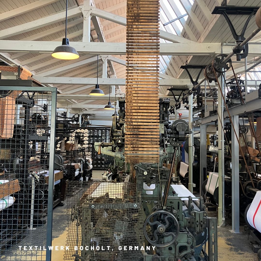 Hala plná starých tkalcovských stavů - od těch klasických až po žakáry. Zvuk, který nikdy neutichl. ✨ #purpylworkshop v @textilwerkbocholt #postopachtradice
---
A hall full of old looms - from classic ones to jacquard ones. The sound that never dies. ✨ #purpylworkshop at LWL-Museum Textilwerk #thefootstepsoftradition