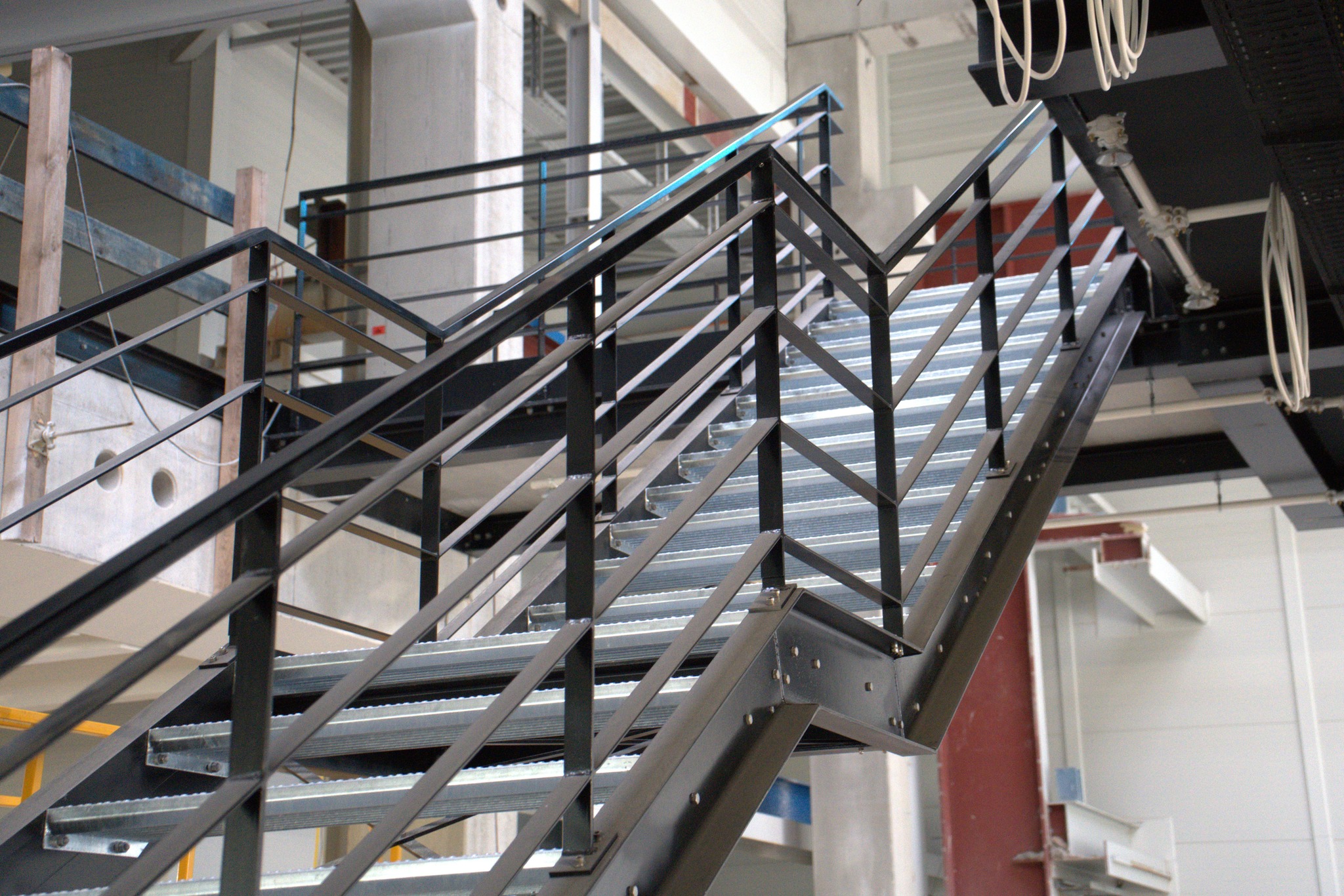 Noch viel Rohbau außenrum, aber unsere Treppe steht schon.
Wird täglich genutzt – auch wenn der Rest noch in Arbeit ist.
#teamGAST #baustellenupdate #treppenbau