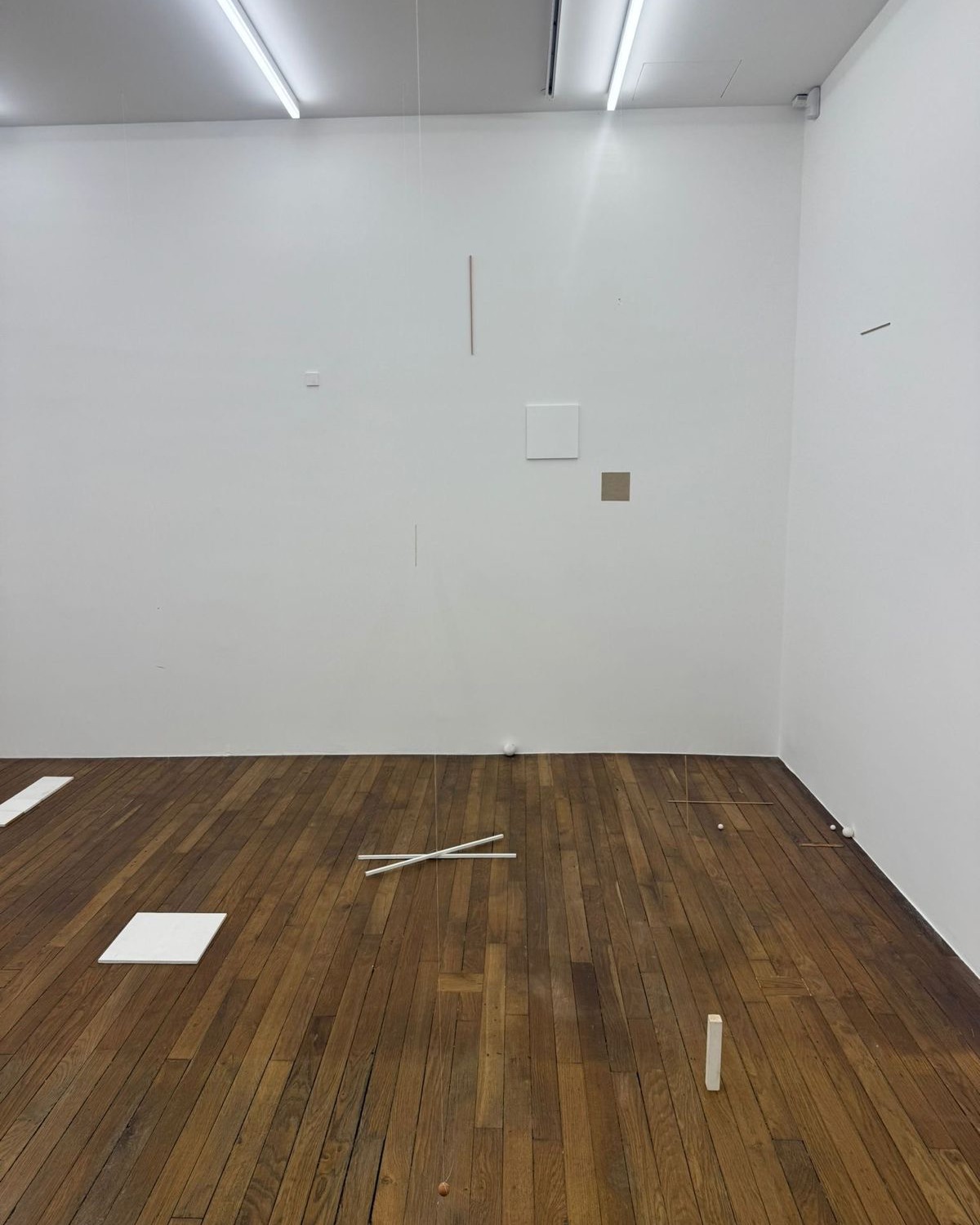 As autumn begins, we saw several exhibitions in Paris. At Peter Kilchmann, Fernanda Gomes' works took over the space on Rue des Arquebusiers. The Brazilian artist is known for her installations halfway between painting and sculpture. Acting as a series of suggestions of movement through space and time, her works are composed of rudimentary and recycled materials. She uses white paint to enhance the expressive potential of each object.
At Thaddaeus Ropac, Korean artist Lee Kang So returned to Paris 50 years after the 9th Paris Biennale, which propelled him onto the international scene. A leading figure in process art, Lee Kang So expresses the immaterial in his work—presence and absence, time and the ephemeral.
At David Zwirner, Suzan Frecon presented a series of oil paintings and abstract drawings. Her compositions serve as a structure for color, light, and matter, which they retain. They materialize in asymmetrical yet balanced forms. She mixes pigments and oils to achieve different effects, with an almost tactile use of color that creates a contrast between matte and glossy surfaces.
Chantal Crousel presented the first exhibition in Paris by artist Liza Lacroix. Her paintings, which appear obscure at first glance, are composed of a maelstrom of dark colors applied with brushstrokes. This cavernous infinity is interrupted by a series of lighter marks. Liza Lacroix draws inspiration from the artistic developments of the late Quattrocento: light and shadow are not structured according to a unified “atmospheric” system, but are rather synthesized in the form of chiaroscuro.
Finally, we dropped by Bremond Capela gallery, which presented installations by Sofia Salazar Rosales. The artist presented sculptures that convey the idea of displacement or, more precisely, diasporic detours. To do so, she uses objects and materials chosen for their ability to conjure up the contexts linked to human displacement and migratory flows.
@peterkilchmann @thaddaeusropac @davidzwirner @galeriechantalcrousel @bremondcapela #art🎨 #fernandagomes #leekangso #suzanfrecon #sofiasalazarrosales #contemporaryart #exhibition