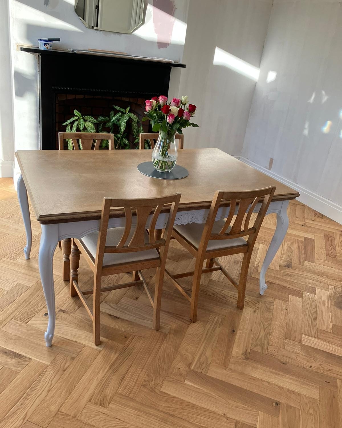 Hi everyone.
Hope you're all looking forward to the weekend. I certainly am! Mine will include girlfriends, fiz and dance. And hopefully at least one long walk.
I will be working on a table very similar to this next week - this one I restyled a while ago.
If anyone is looking for a dining table that extends and likes the French style, do get in touch. I'm happy to paint the legs to spec.
It measures approximately:
Top 77.5 cm high x 92 cm wide x 148 cm long (235 cm long with both leaves). Each leaf measures 43.5 cm.
The height from floor to table skirt is 64 cm. The price is £599 and I can deliver locally free of charge, or organise a courier for longer distances.
Happy Friday. 😊
#HappyFriday #WeekendVibes #CotswoldsLiving #FrenchStyleFurniture #HomeInspo #UpcycledFurniture #FurnitureRestyle #CotswoldLife #CountryHomeStyle #InteriorInspo #PaintedFurniture #FurnitureForSale #BespokeFurniture #FurnitureLovers #HomeDecorIdeas #VintageStyle #ShopSmallUK #HandpaintedFurniture #SupportLocal #CotswoldInteriors