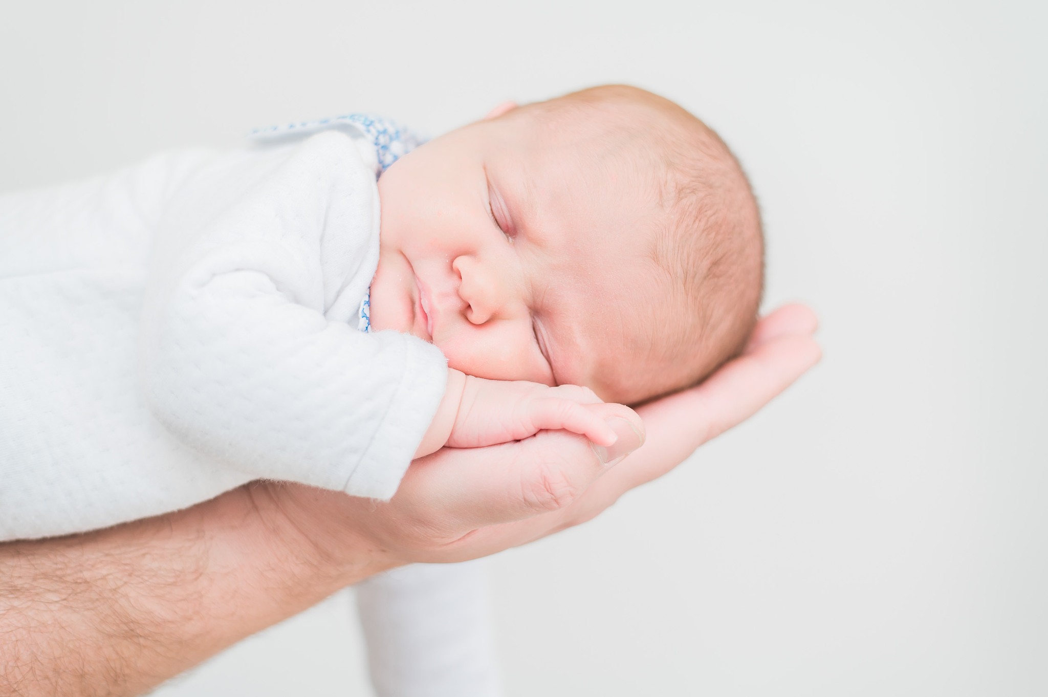 Les premiers jours avec bébé sont si intenses.
Ces petites mains qui se referment instinctivement sur votre doigt. Ce souffle léger. Ce poids si doux dans vos bras. Cette confiance absolue qu'ils nous accordent dès les premiers instants.
Il n'y a rien de plus fragile et de plus fort à la fois qu'un nouveau-né qui s'abandonne au sommeil, porté par l'amour de ses parents.
Ces moments passent dans un éclair. C'est pour cela que ces images sont si précieuses : elles figent ce que la mémoire finit par estomper.
#photographeNantes #nantes #nantesmaville #loireatlantique #paysdelaloire #photographebebenantes #photographebebe #photobebe #bebedamour #souvenirsdebebe #photobirth #photographiebebe#photopoetique #souvenirsdenfance #viedefamille #studioBrindeLune #seancephotonantes #brindelune #brin_de_lune