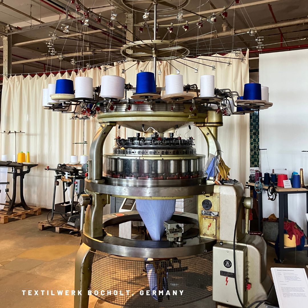 Barvy, vlákna, rytmus. 🤍💙
Malý stroj, velká magie. Každé otočení přetváří klubko v pletený vzor – přesně tak, jak to kdysi dělaly naše babičky. #uplet @purplyworkshop v @textilwerkbocholt #postopachtradice
---
Colors, fibers, rhythm. 🤍💙
A small machine, big magic. Each turn transforms the threat into a knitted pattern - just like our grandmothers used to do. #knitfabric #jersey @purplyworkshop in @textilwerkbocholt #thefootsetpsoftradition