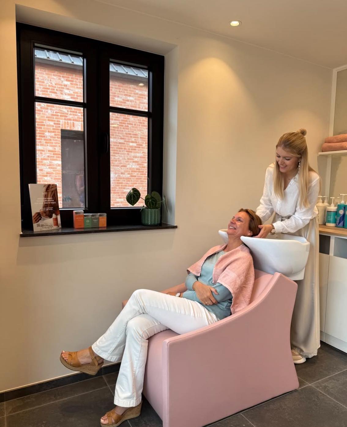 6 jaar open vandaag! 🥂
Zes jaar vol vertrouwen, mooie gesprekken en fijne klanten.
Een dikke merci aan iedereen die dit mee mogelijk maakt! 🤍
En ook aan mijn mama, zo blij dat we dit samen mogen doen! 💕
#6jaar #dankjewel #beautysalon #mijlpalen