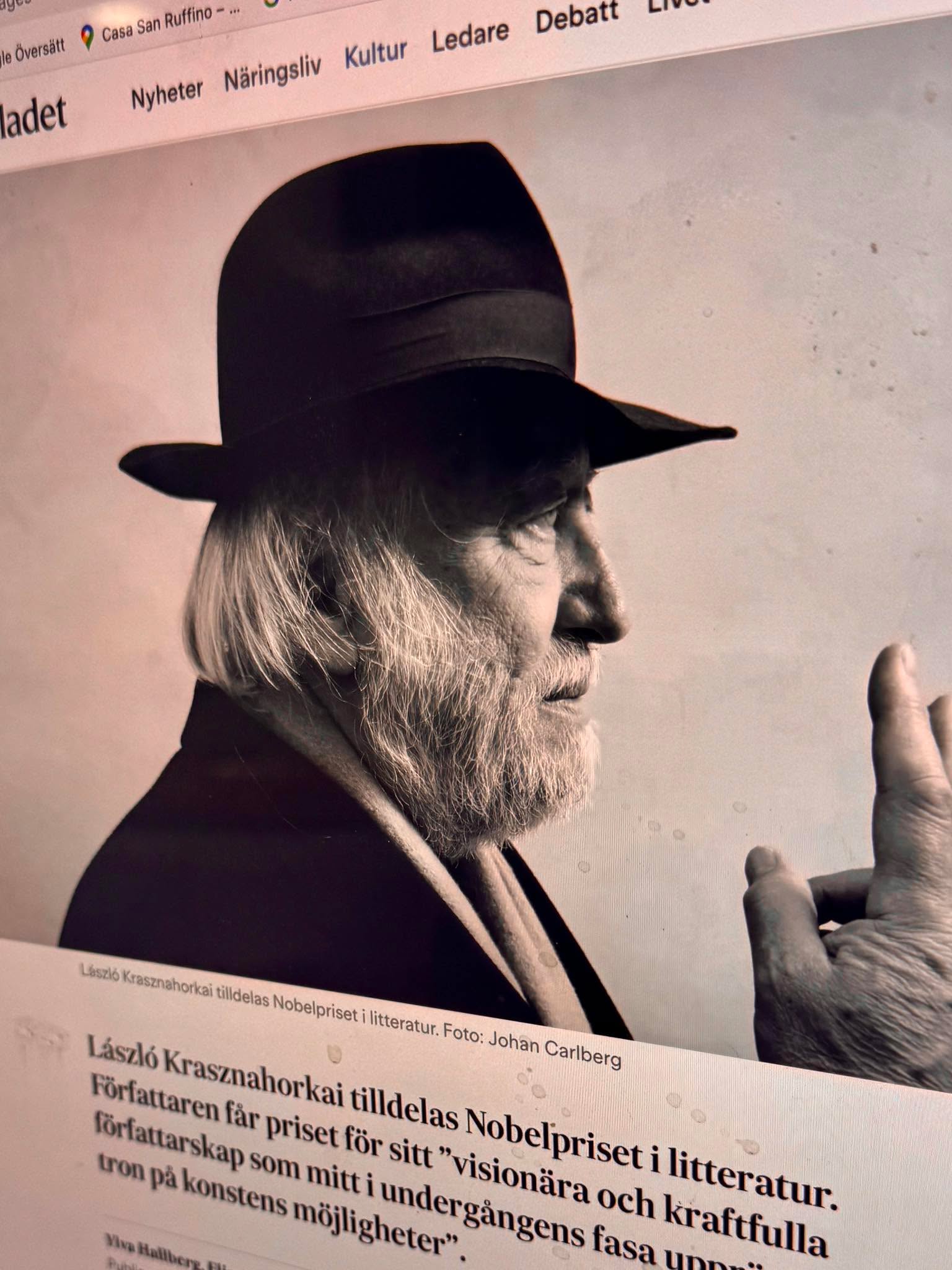 Grattis från Italien 🇮🇹 och vår kulle i Marche till László Krasznahorkai från Ungern 🇭🇺 som tilldelades Nobelpriset i litteratur.
Congratulazioni dall'Italia 🇮🇹 e dalla nostra collina nelle Marche a László Krasznahorkai dall'Ungheria 🇭🇺, a cui è stato conferito il Premio Nobel per la letteratura.