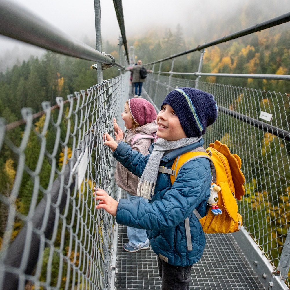 #herbstferien: ✨ Neuer Themenweg auf dem Familienberg Sattel-Hochstuckli! ✨
Gemeinsam mit Rondo und seinem Freund Sam Salamander gehen kleine Wanderfüchse ab sofort auf Mission: Die weise Berghexe hat ihre Zauberkraft verloren – nur wer die Rätsel entlang des neuen Rondo Rätselpfads löst, kann helfen, die magischen Zaubersteine zu finden und ihre Kräfte zurückzubringen. Der rund 1,8 km lange Pfad mit 8 Rätselposten führt über die 374 Meter lange Hängebrücke «Skywalk».
👉 Rätselheft bei der Bergstation holen, mitmachen und mit etwas Glück bei der Verlosung einen Preis gewinnen!
#SattelHochstuckli #RondosRätselpfad #Familienabenteuer #Zentralschweiz #Skywalk #themenweg #themenwegfürkinder #schwyz #verliebtindieschweiz #herbstferien #schweiz @schwyz.tourismus @sattelhochstuckli @sob_ch @switzerland