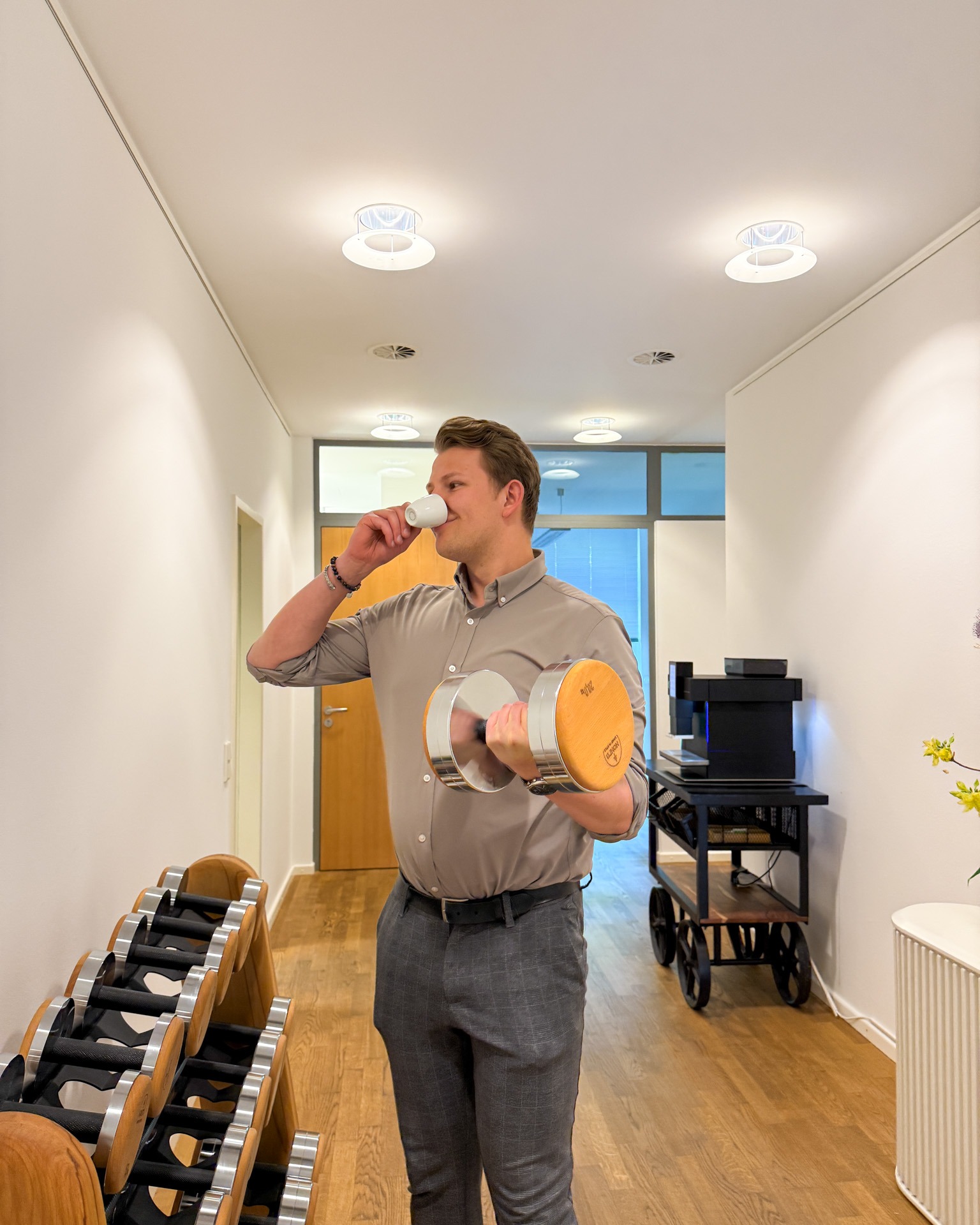 Mal ehrlich: Wie oft bewegen wir uns wirklich während eines vollen Arbeitstags? 💼💪
Bewegung am Arbeitsplatz ist kein Luxus, aber es ist ein echter Gamechanger für Gesundheit, Konzentration und Wohlbefinden.
Studien zeigen: Schon kleine Bewegungspausen steigern die Leistungsfähigkeit und senken Stresslevel deutlich. 🧠
Bei ADVICON nehmen wir das wörtlich und verbinden Büroalltag mit Aktivität. Unser eigenes kleines Fitnessstudio direkt im Büro lädt dazu ein, zwischendurch mal die Hanteln zu heben (oder den Espresso gleich beim Bizeps-Curl zu genießen ☕💪).
Das ist kein Zufall, sondern Teil unseres ganzheitlichen Ansatzes:
🌿 Nachhaltigkeit, die wir leben
💛 Ein Arbeitsumfeld, in dem sich Menschen wohlfühlen
Denn verantwortungsvolles Handeln beginnt bei uns selbst – und manchmal mit einem kleinen Workout zwischendurch. 😉