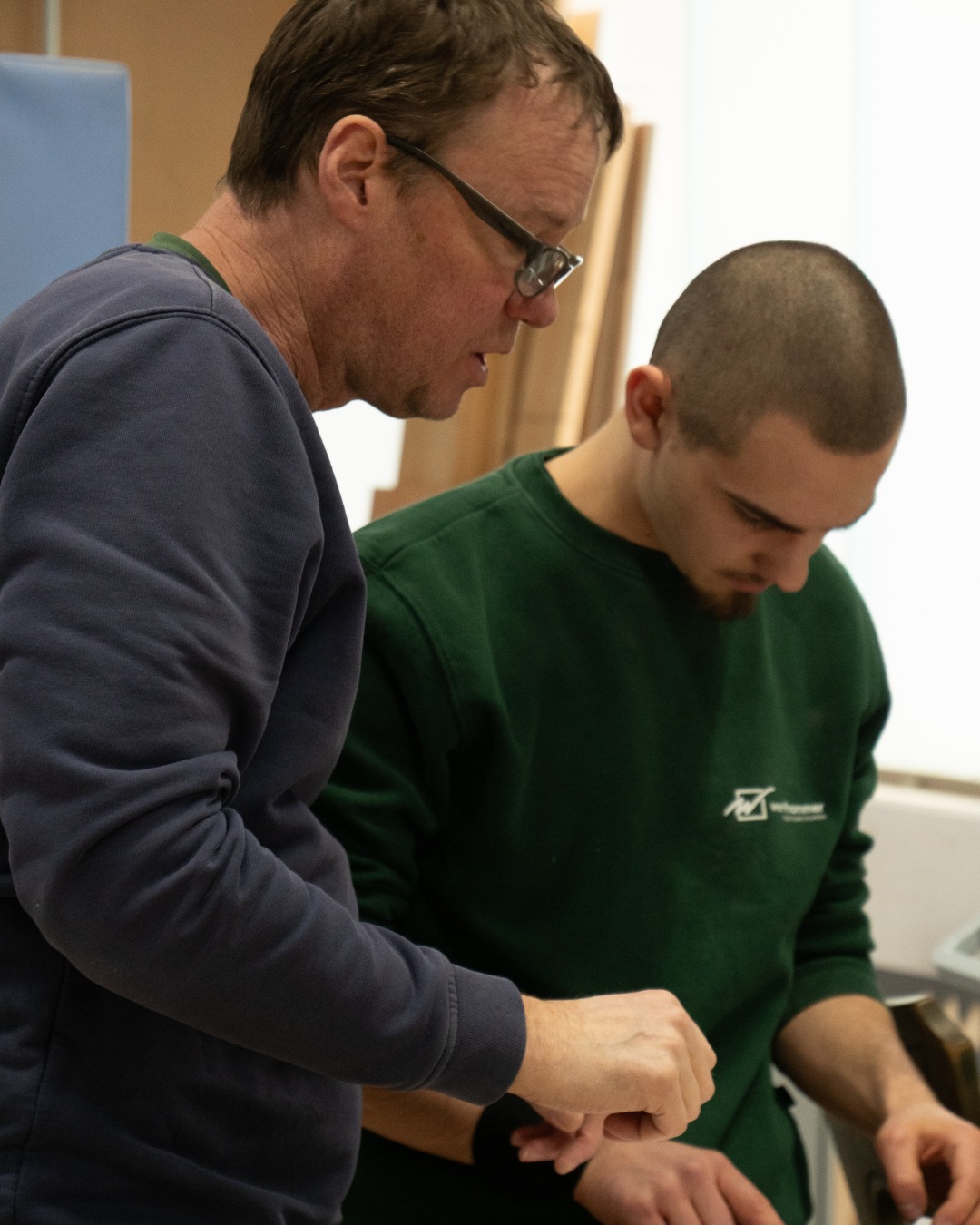 Man lernt nie aus. Jeder Tag in der Werkstatt bietet uns die Möglichkeit, ein Stück besser zu werden als gestern — sei es durch kleine Fortschritte, neue Ideen oder indem wir anderen zuhören und gemeinsam wachsen. Wer aufhört zu lernen, hört auf, sich weiterzuentwickeln. Also nutzen wir jede Chance, um uns selbst herauszufordern und über uns hinauszuwachsen. 💚
#SchreinereiWerthammer #Innenarchitektur #Praxisdesign #Raumgestaltung #handwerk #schreinerei #holzliebe #holzhandwerk #meisterstück #lernenundwachsen