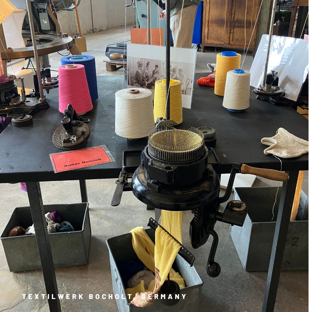 Německé štrupny / punčochy ! Kruhové pletací stroje (round-knitting machines). Díky nim se punčochy staly dostupnějšími a levnějšími. #tohlemebavi #postopachtradice @purplyworkshop v @textilwerkbocholt
---
German strümpfe / stockings! Round-knitting machines. Thanks to them, stockings became more accessible and cheaper. #fun #thefootstepsoftradition @purplyworkshop op in @textilwerkbocholt