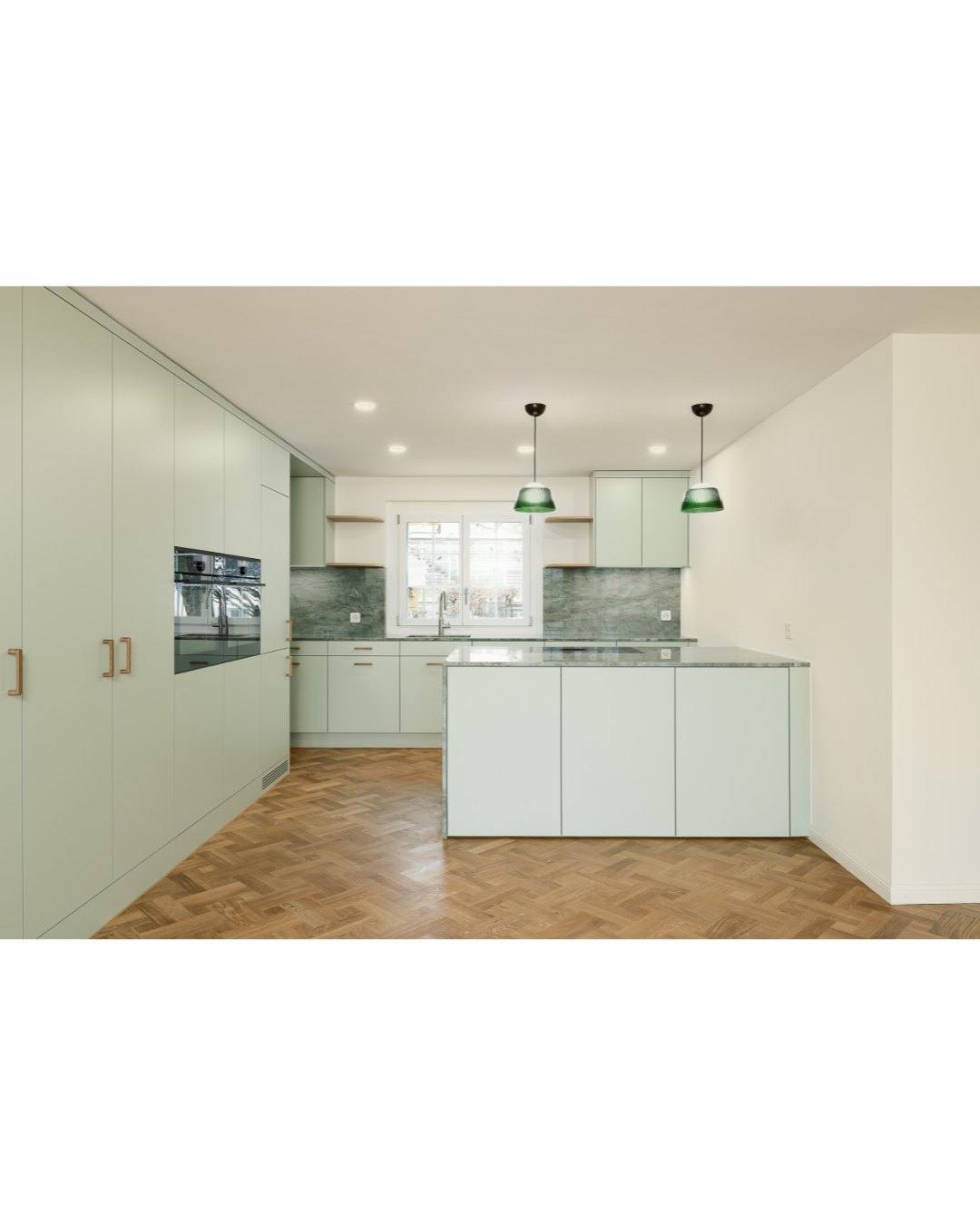 ✨ Küchenkunst am Wasser! ✨
In Zürich durften wir diese Traumküche realisieren – direkt am Wasser 🏞️ und mit ganz viel Liebe zum Detail ❤️🔥
Auf Gehrung gearbeitete Inselabdeckung 🔥, warme Holzelemente 🌿 und Materialien, die nicht nur schön, sondern auch langlebig sind. Genau unser Ding!
Ehrliches Handwerk, zeitloses Design – und ein Raum, der richtig was her macht. 💯
Foto: @ elisa.florian
@barkarchitekten
@elbaukuechen @quookerschweizag @paradisa_gmbh @boracookingsystems @vzug
#küchenumbau #zürichsee #massarbeit #aufgehrung #küchendesign #handwerkmitstil #küchemitcharakter