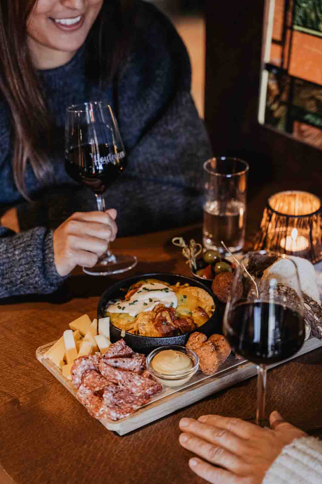 Sluit je weekend goed af met onze heerlijke Houteveense borrelplank. Onder het genot van een lekker wijntje of een goed glas bier. Zien we je zo?๐งก