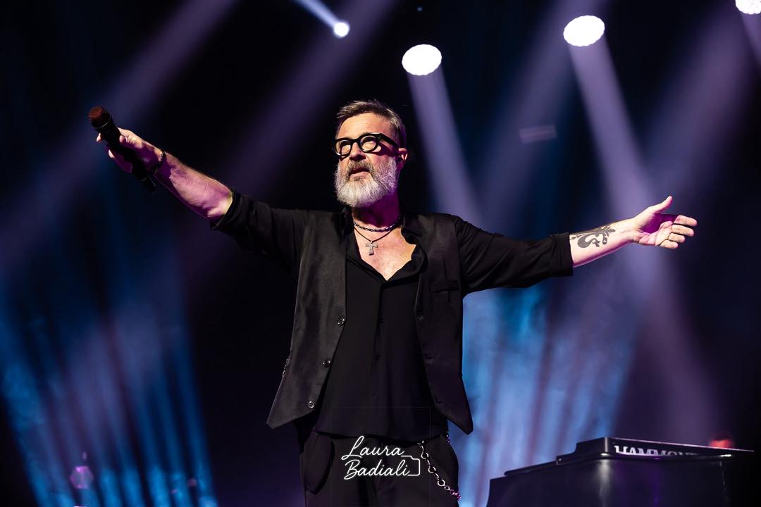 Grazie Mons! 🇧🇪
Un tutto esaurito pieno di calore ed emozioni vere.
Stasera Brussels: ci vediamo al @cirqueroyalbruxsel, non mancate!
Ph @laurabadiali
#MarcoMasini #CiVorrebbeAncoraIlMare�@friendsandpartners @momyrecords @concerto.official @rtl1025 @birindelliauto