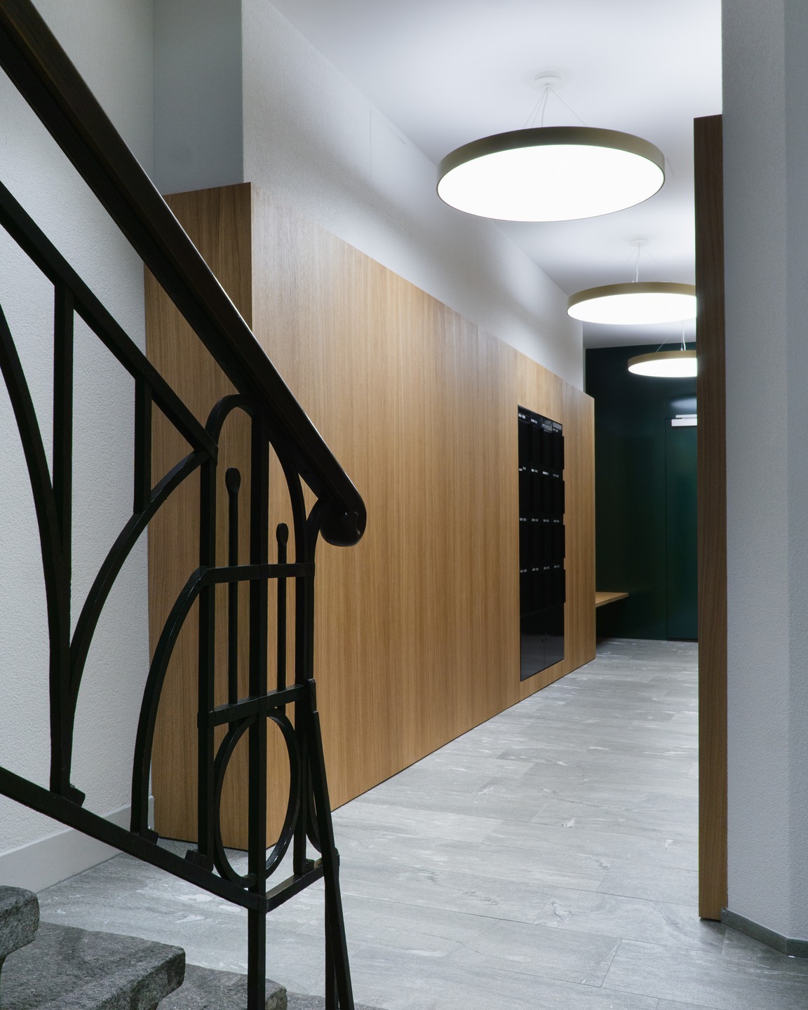 ✨🚪 Ein stilvoller Empfang
Der Eingangsbereich wurde mit nichtbrennbaren Platten in Eiche furniert gestaltet und überzeugt durch eine klare, reduzierte Formensprache. Die integrierte Briefkastenanlage ist präzise eingefasst – mit matt lackierter Oberfläche für eine elegante, langlebige Optik.
🔹 Material: Nichtbrennbare Platte, Eiche furniert
🔹 Oberfläche: Matt lackiert
🔹 Ort: Zürich Innenstadt
🔹 Architektur / Bauleitung: www.milanisimon.ch
Minimalismus trifft Funktionalität – ein zeitloses Designstatement.