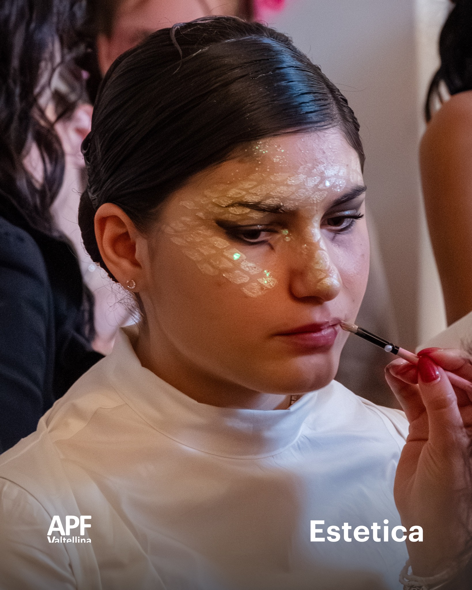 Il corso di Trattamenti estetici di APF Valtellina ti forma come operatore qualificato in un settore dinamico, che unisce professionalità e passione.
🌸 Acquisirai competenze in manicure, pedicure, trattamenti viso e corpo, tecniche di make-up e depilazione, imparando a utilizzare strumenti e prodotti specifici in totale sicurezza.
Nei nostri laboratori estetici potrai fare pratica quotidiana, sviluppando manualità e precisione. Inoltre, gli stage in centri estetici e SPA ti permetteranno di sperimentare il contatto diretto con i clienti e di vivere da vicino la realtà professionale.
✨ La figura dell’estetista è sempre più richiesta: che tu voglia lavorare in un centro benessere, aprire la tua attività o collaborare con professionisti del settore, con APF Valtellina avrai la giusta formazione per costruire il tuo futuro.
🌐 apfvaltellina.it
📞 0342 515290
📧 info@apfvaltellina.it
#APFValtellina #istruzione #Valtellina #scuolaprofessionale #istitutoprofessionale #scuolaprofessionaleValtellina #Sondrio #Sondalo #estetista #estetica #makeup #manicure #stage