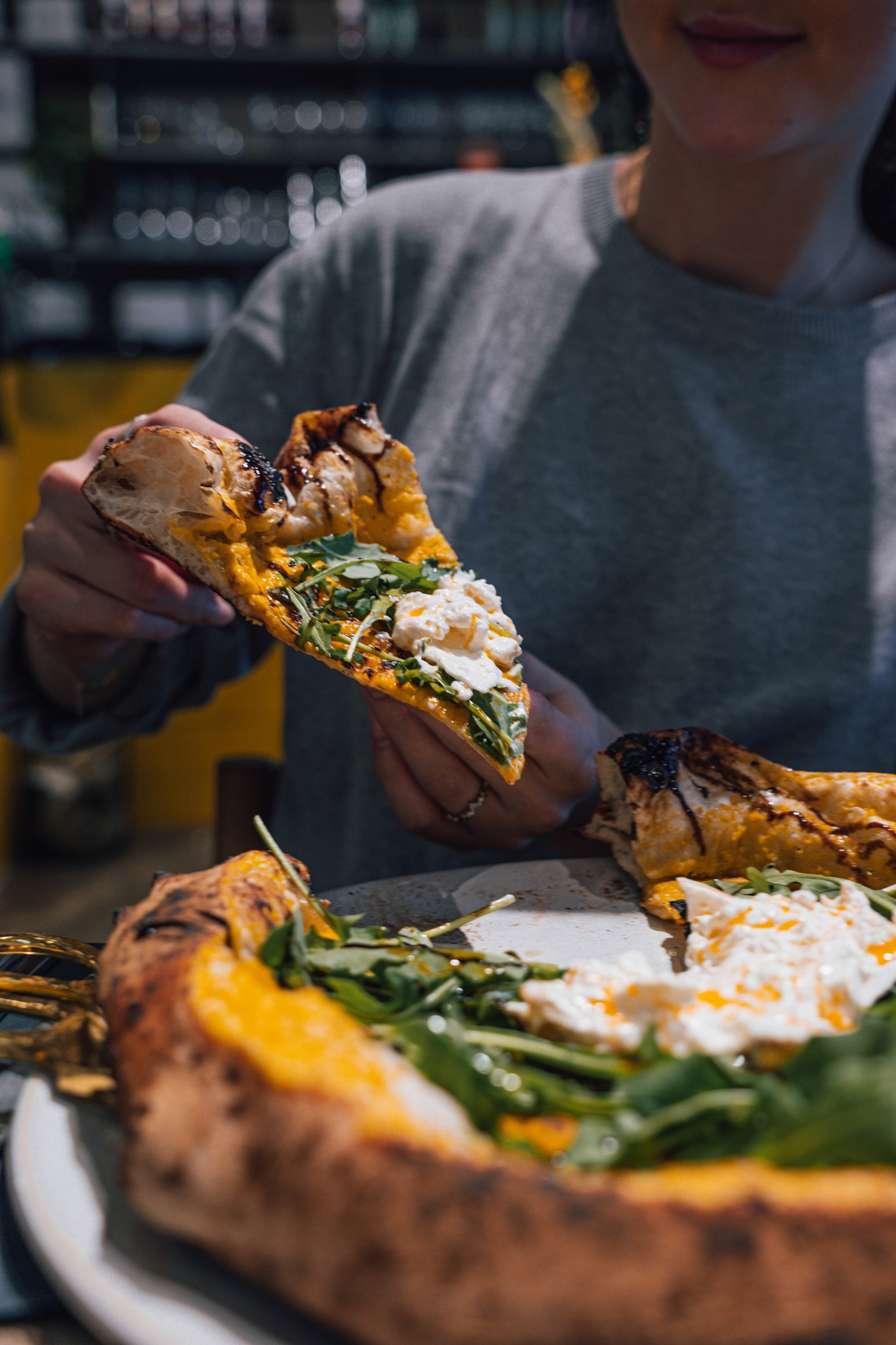 New season, new crush: Burrata Zucca e Rucola 💛
Kürbiscreme, Burrata, Rucola & geröstete Kürbiskerne – Herbst vibes on a plate! 🍂
#nuva #pumpkinseason #burrata #pizzalove