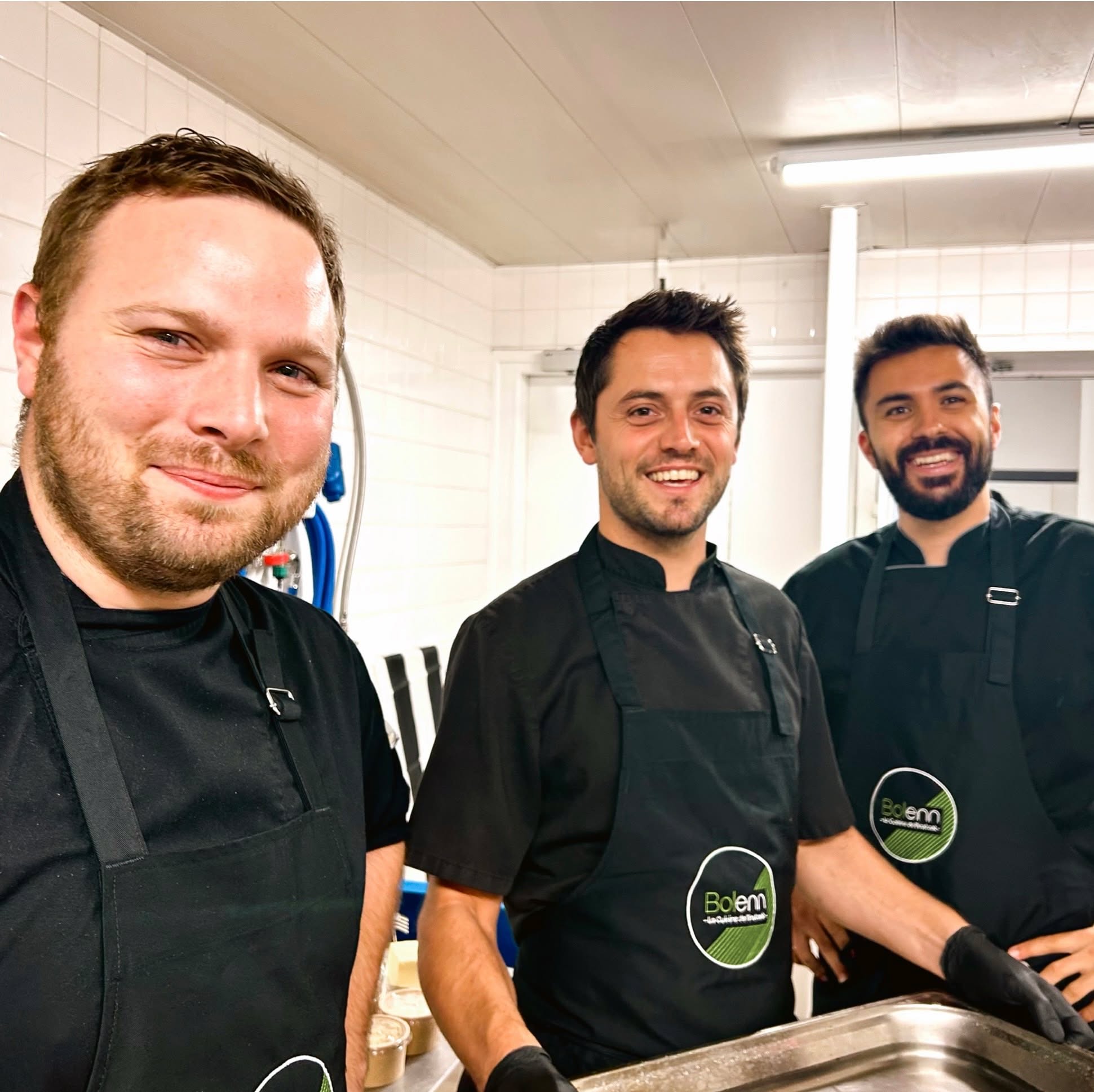Aujourd’hui c’est la Journée internationale des cuisiniers ! 👨🍳
Ils arrivent avant les premiers bruits du service
Ils goûtent, ajustent, recommencent
Ils cherchent l’équilibre, la justesse, le petit détail qui fera toute la différence
Chaque jour, ils transforment des produits bruts en instants de partage 🍽️
Chez nous, les cuisiniers ne sont pas en coulisses, ils sont au cœur de notre histoire. Ils portent nos valeurs, notre exigence et surtout notre envie de faire plaisir 🌱
Aujourd’hui on les met en lumière et on leur dit merci 💚
#TeamBolenn #bretagne #saintmalo #restaurantsaintmalo #faitmaison #cuisinier #food